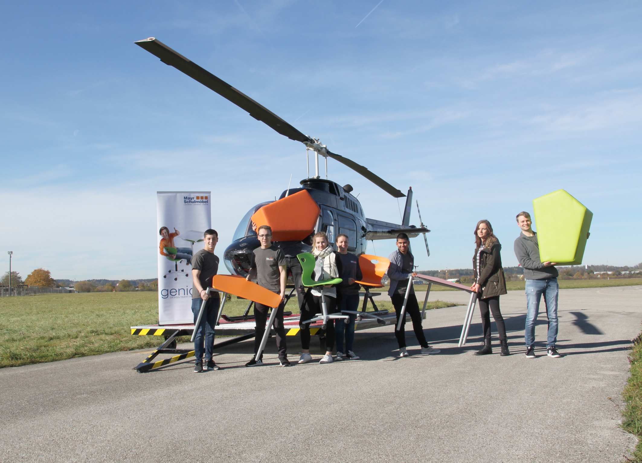 Gemeinsame Aktivitäten wie der Hubschrauberrundflug über das Almtal schweißen die Lehrlinge von Mayr Schulmöbel noch enger zusammen. Foto: Mayr Schulmöbel (frei)