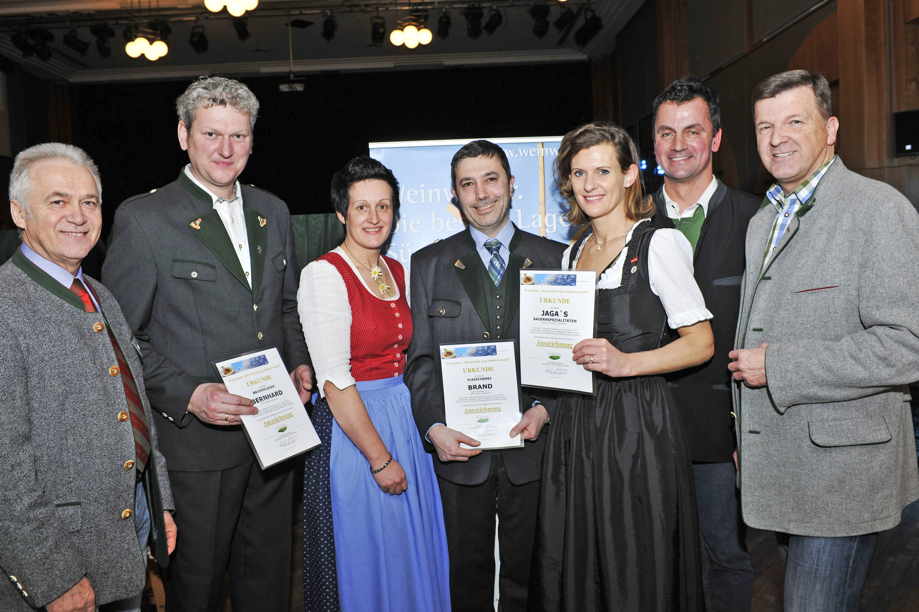 Beim Junkerkehraus wurden die drei besten Breinwursthersteller in der Region „Die besten Lagen.Südsteiermark“ prämiert. Kommissär Helmut Leitenberger (l) und KommR Karlheinz Hödl (r.) gratulierten Familie Bernhard, Erich Brand und Familie Neuhold. Foto: apresvino (frei)