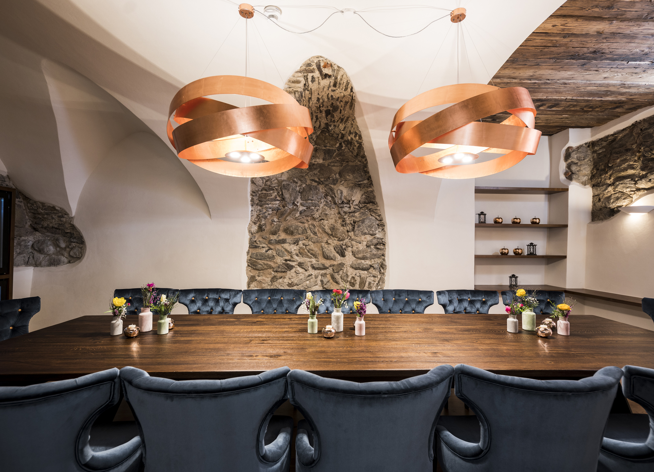 In gemütlicher Atmosphäre genießen Gäste im Lindenhof Wirtshaus & Biergarten traditionelle Gerichte. Foto: Romantik Hotel Seefischer/Gert Perauer (frei)