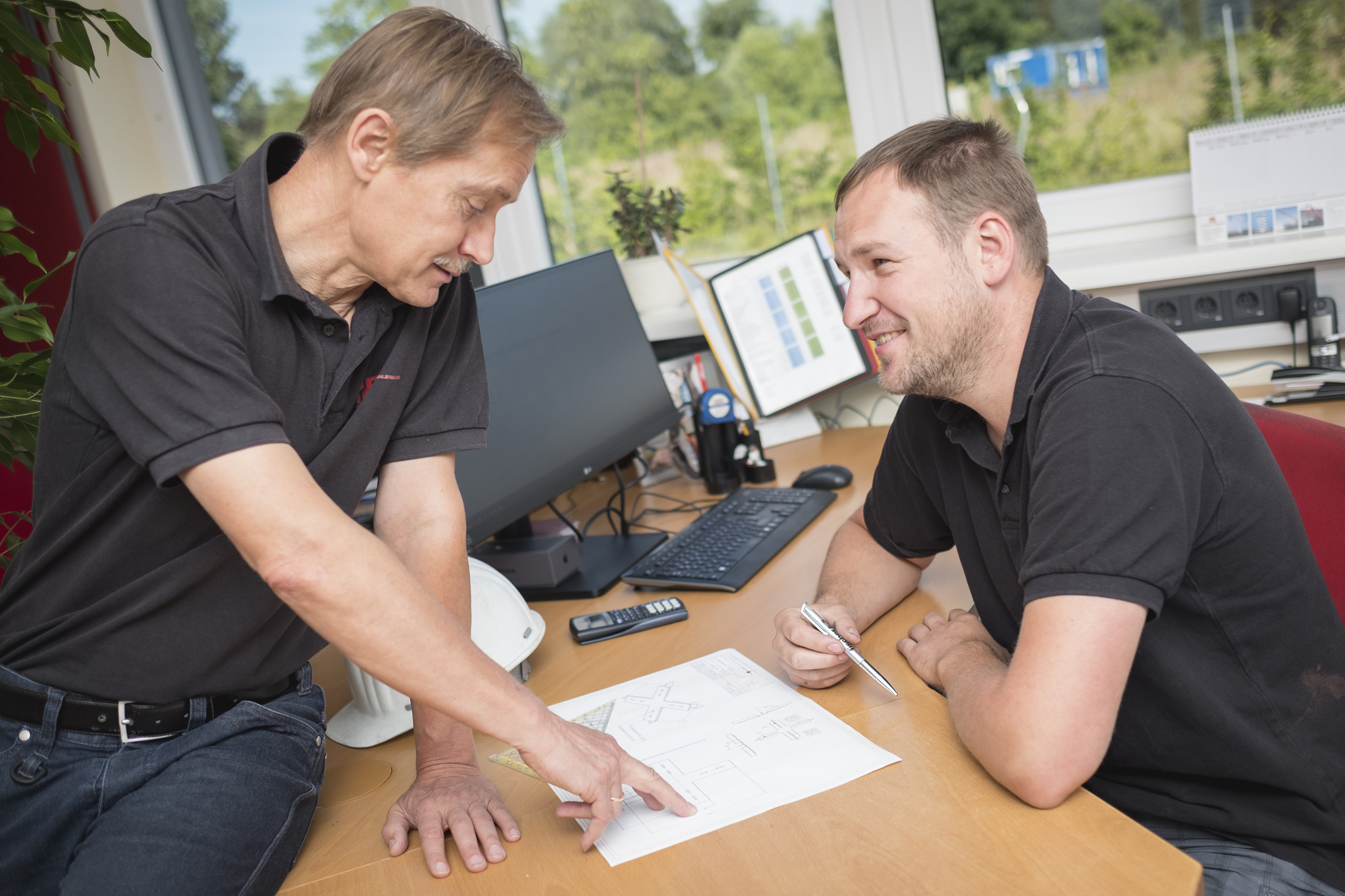 Manfred Halbwachs (links) mit dem Projektverantwortlichen Hubert Schauer (rechts) bei der Besprechung der nötigen Arbeitsschritte für die Dammtafeln des Donaukraftwerk Ybbs. Foto: Jürgen Thoma/MPH (frei)