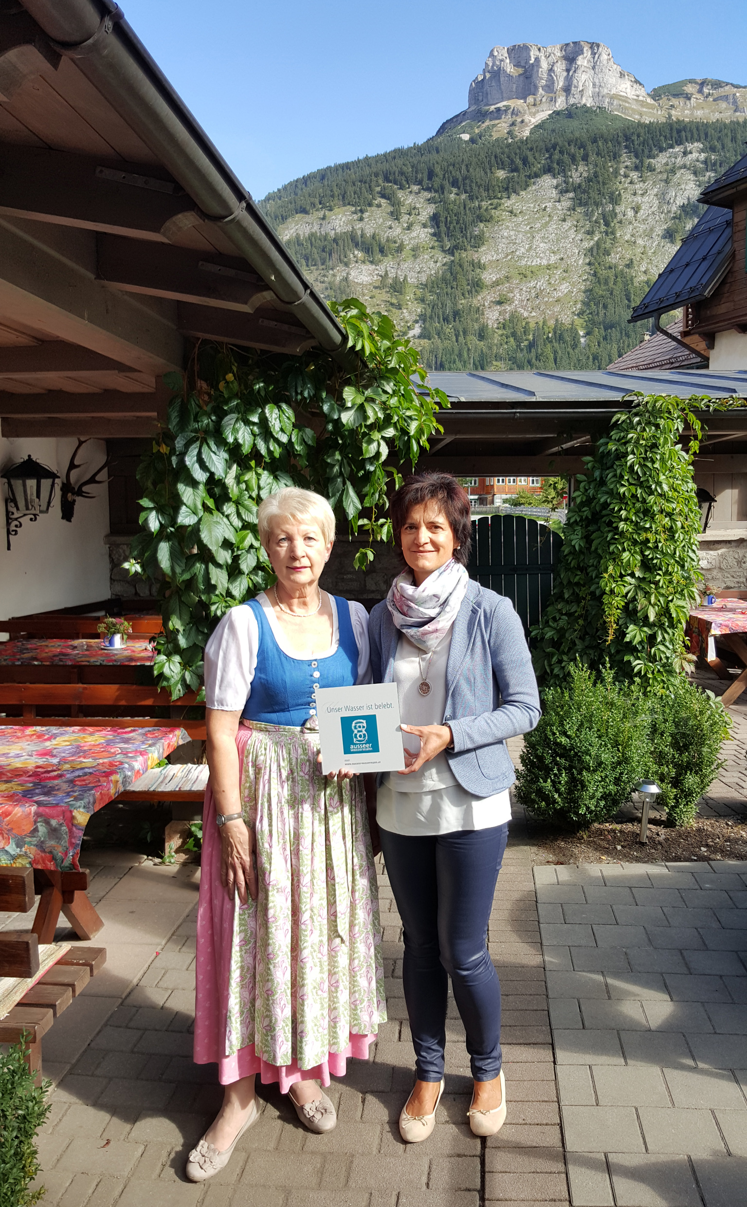 Johanna Köberl vom Ausseer Wassermann mit Marianne Görtz, Gastronomin vom Hotel-Restaurant Villa Salis in Altaussee Foto: Ausseer Wassermann (frei)