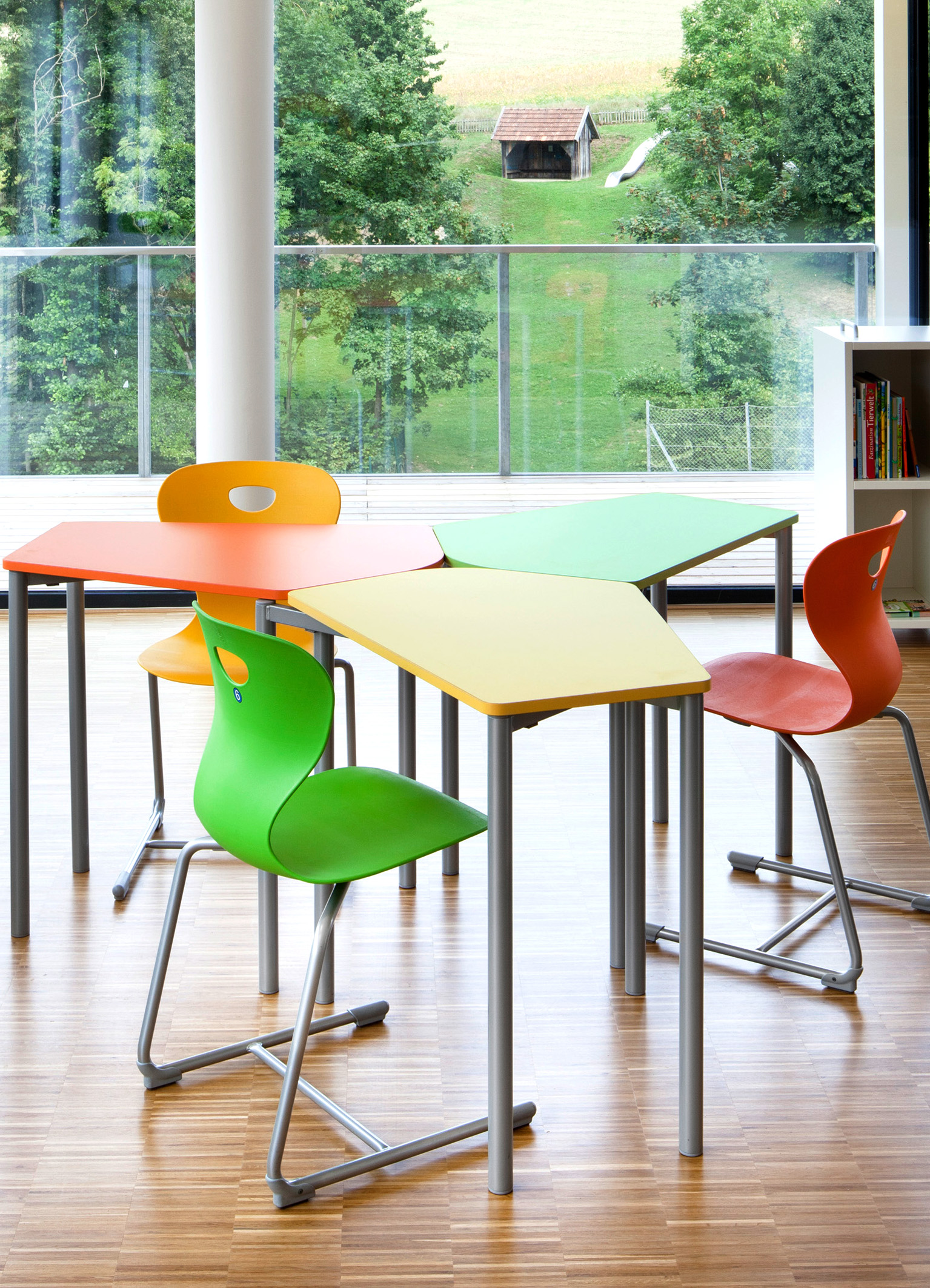 Der variable, leichte und individuell kombinierbare Move-Table PENTA bietet unendlich viele Möglichkeiten zum Aufstellen. Foto: © Mayr Schulmöbel
