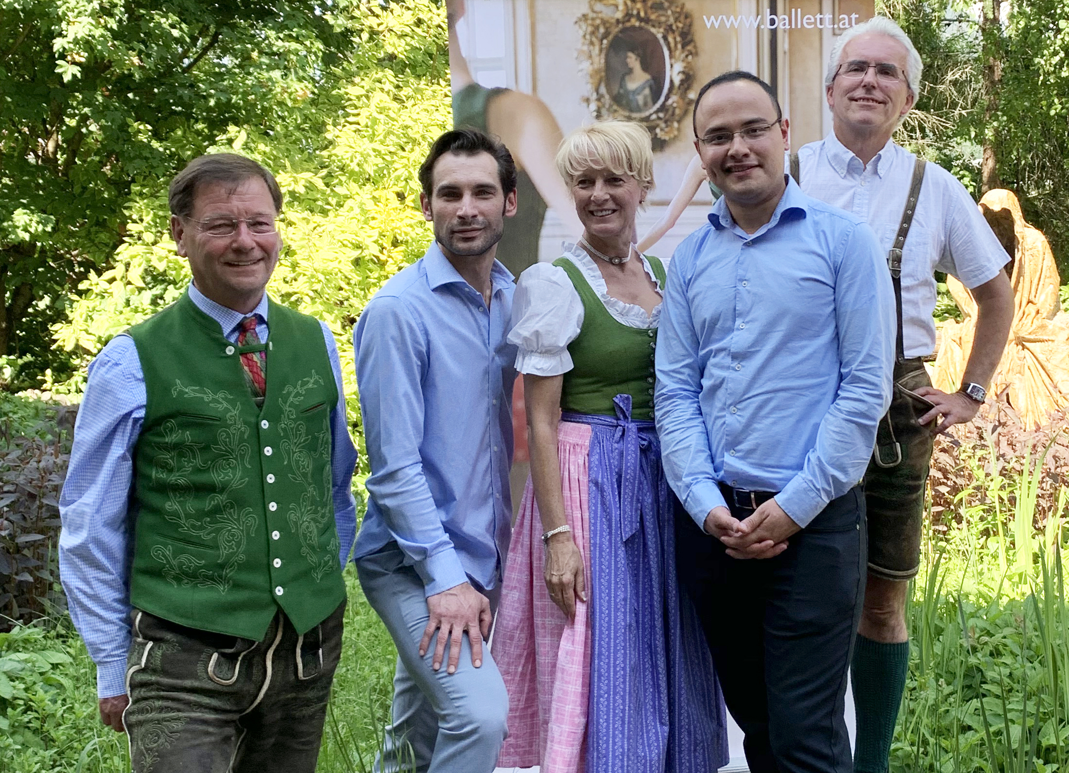 Im G’sund und Natur Hotel Die Wasnerin wurden Details für den Auftritt der Vereinigung Wiener Staatsopernballett in Bad Aussee bekanntgegeben: Josef Ainhirn, Obmann-Stellvertreter Großes Streichorchester der Bürgermusikkapelle Bad Aussee, Mihail Sosnovschi, künstlerischer Gesamtleiter und Choreograph, Waltraud Huber-Köberl, Vizebürgermeisterin Bad Aussee, Edwin Caceres, Dirigent Großes Streichorchester der Bürgermusikkapelle Bad Aussee und Johannes Preßl, Ausseer Bradlmusi (v. l. n. r.) Foto: Stadtgemeinde Bad Aussee (frei)