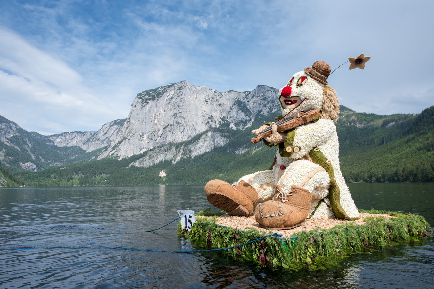 Charly, der Clown von den Familien Freller & Pucher feierte einen Heimsieg beim Bootskorso am Altausseer See. Foto: Martin Baumgartner/narzissenfest.at
