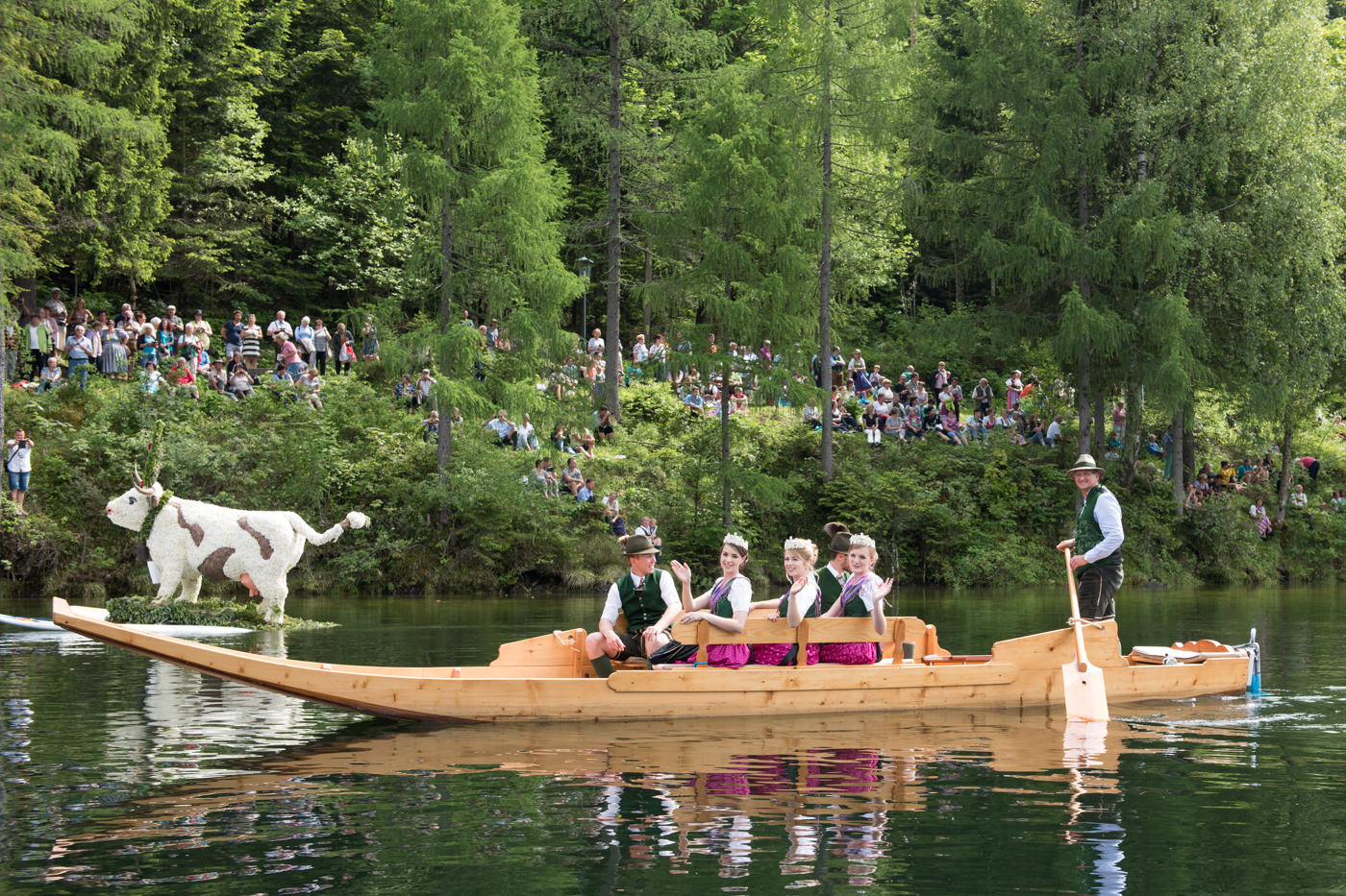 Die Narzissenhoheiten 2016 auf dem Altausseer See Foto: Martin Baumgartner/narzissenfest.at