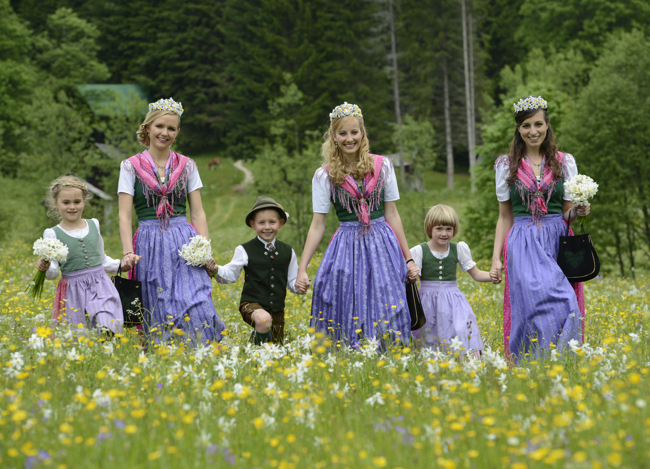 Die Narzissenhoheiten sind die königlichen Regentinnen des Narzissenfestes im Ausseerland-Salzkammergut. Foto: Nils Kahle/www.narzissenfest.at (frei)