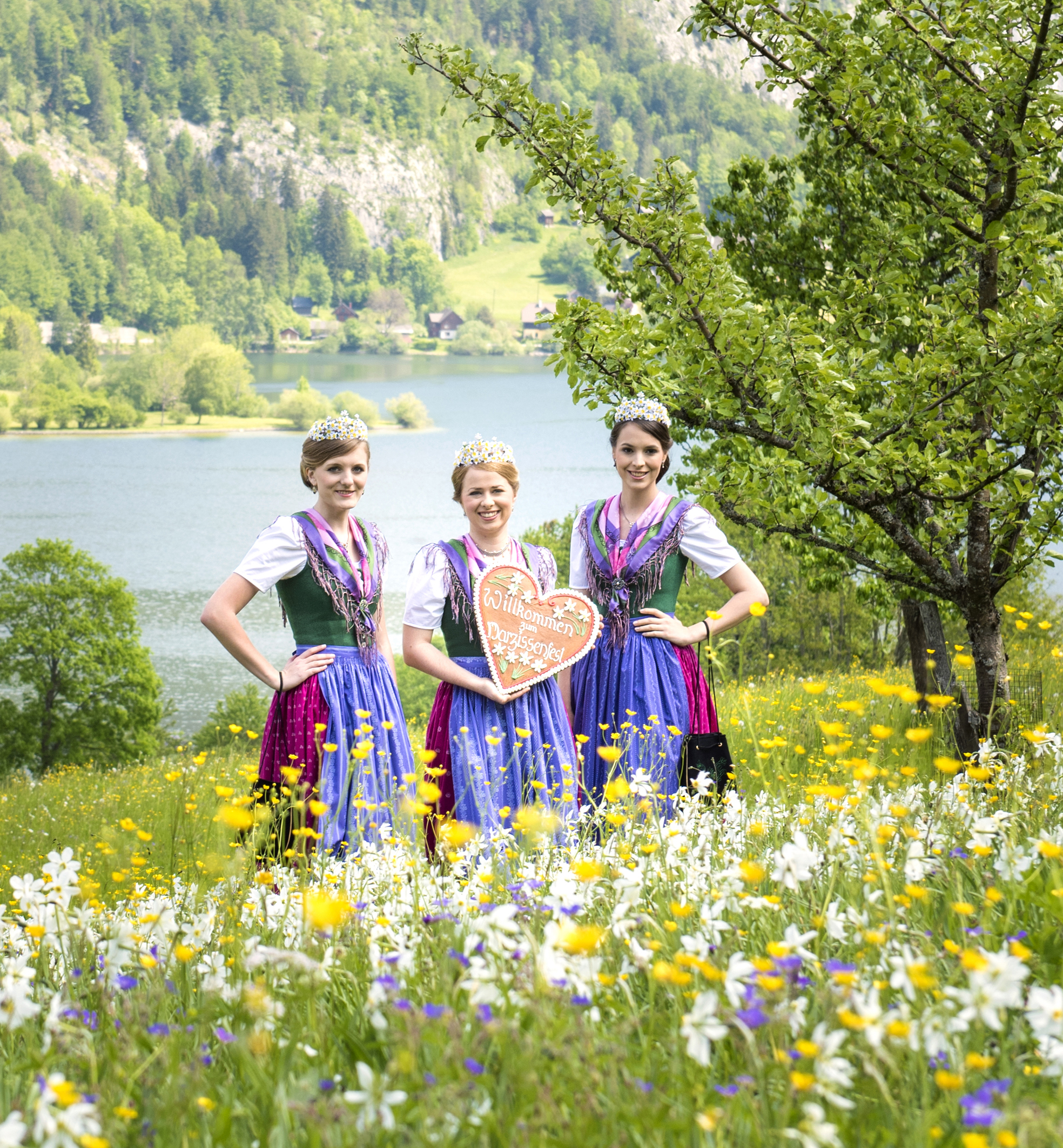 Bis 21. April 2017 werden noch Bewerbungen für die Narzissenfest-Hoheiten entgegengenommen. Sie sind die königlichen Regentinnen des Narzissenfests im Ausseerland-Salzkammergut. Foto: Martin Baumgartner/narzissenfest.at (frei)