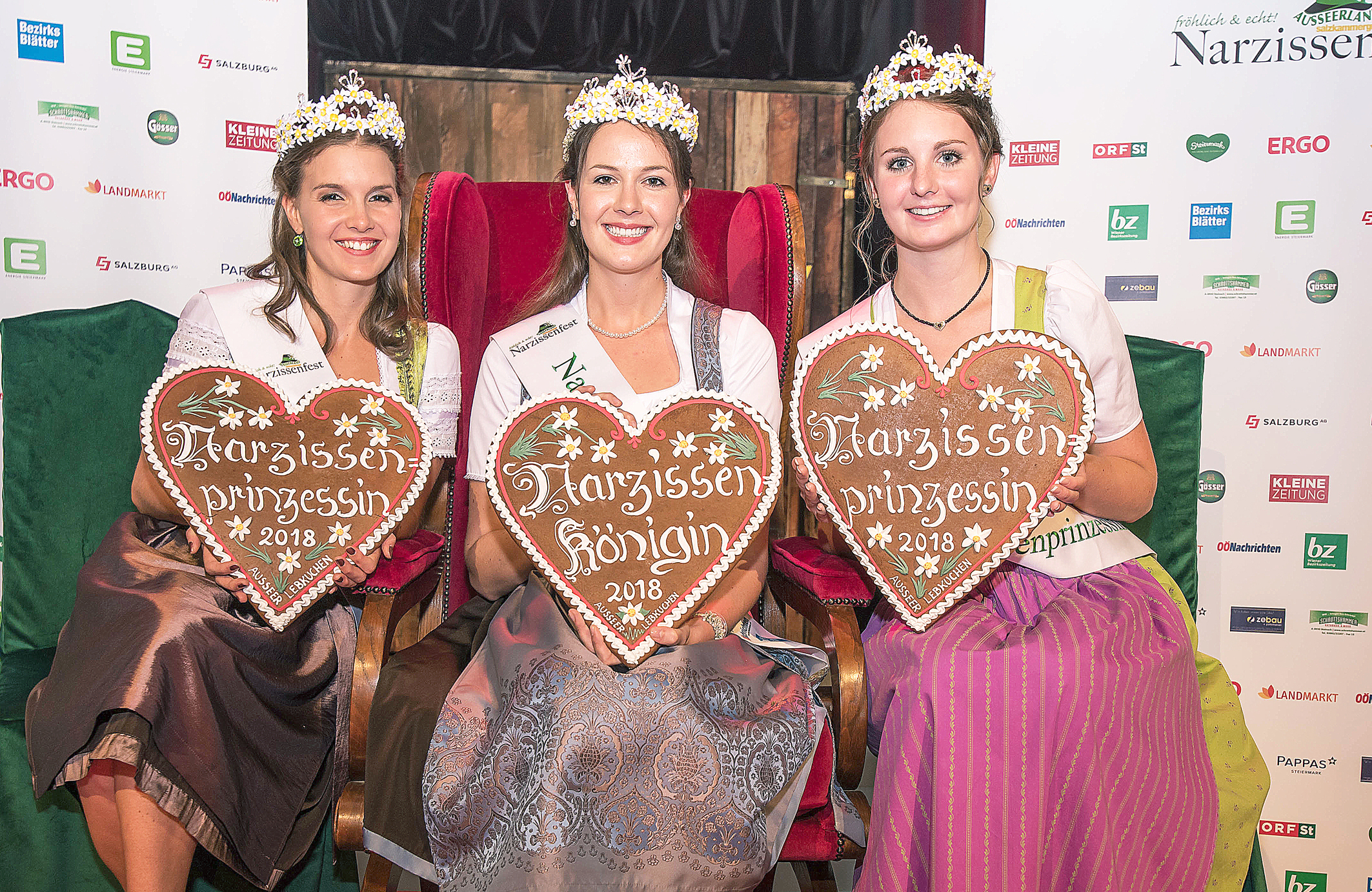 Die wichtigste Wahl des Jahres im Ausseerland-Salzkammergut ist entschieden: Prinzessin Tina Zinhobl aus Ohlsdorf, Oberösterreich, Königin Silvia Mair aus Neuhofen, Oberösterreich, und Prinzessin Cornelia Huber aus Bad Mitterndorf, Steiermark, nach der Krönung (v. l. n. r.). Foto: Stephan Pelizzari/www.narzissenfest.at (frei)