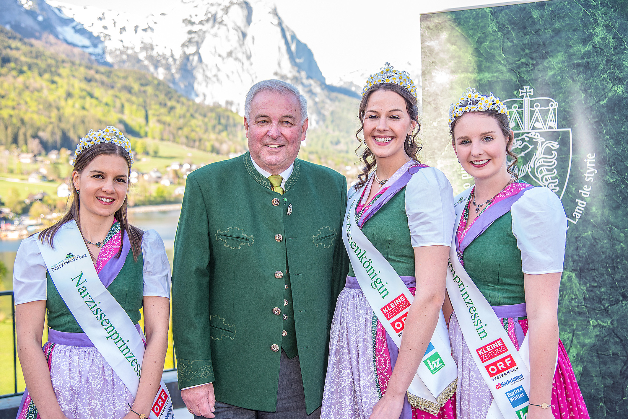 Auch die amtierenden Narzissenhoheiten nahmen die Einladung zum Empfang gerne an: Prinzessin Tina Zinhobl, Landeshauptmann Hermann Schützenhöfer, Königin Silvia Mair und Prinzessin Cornelia Huber (v. l. n. r.). Foto: Herbert Sams (frei)
