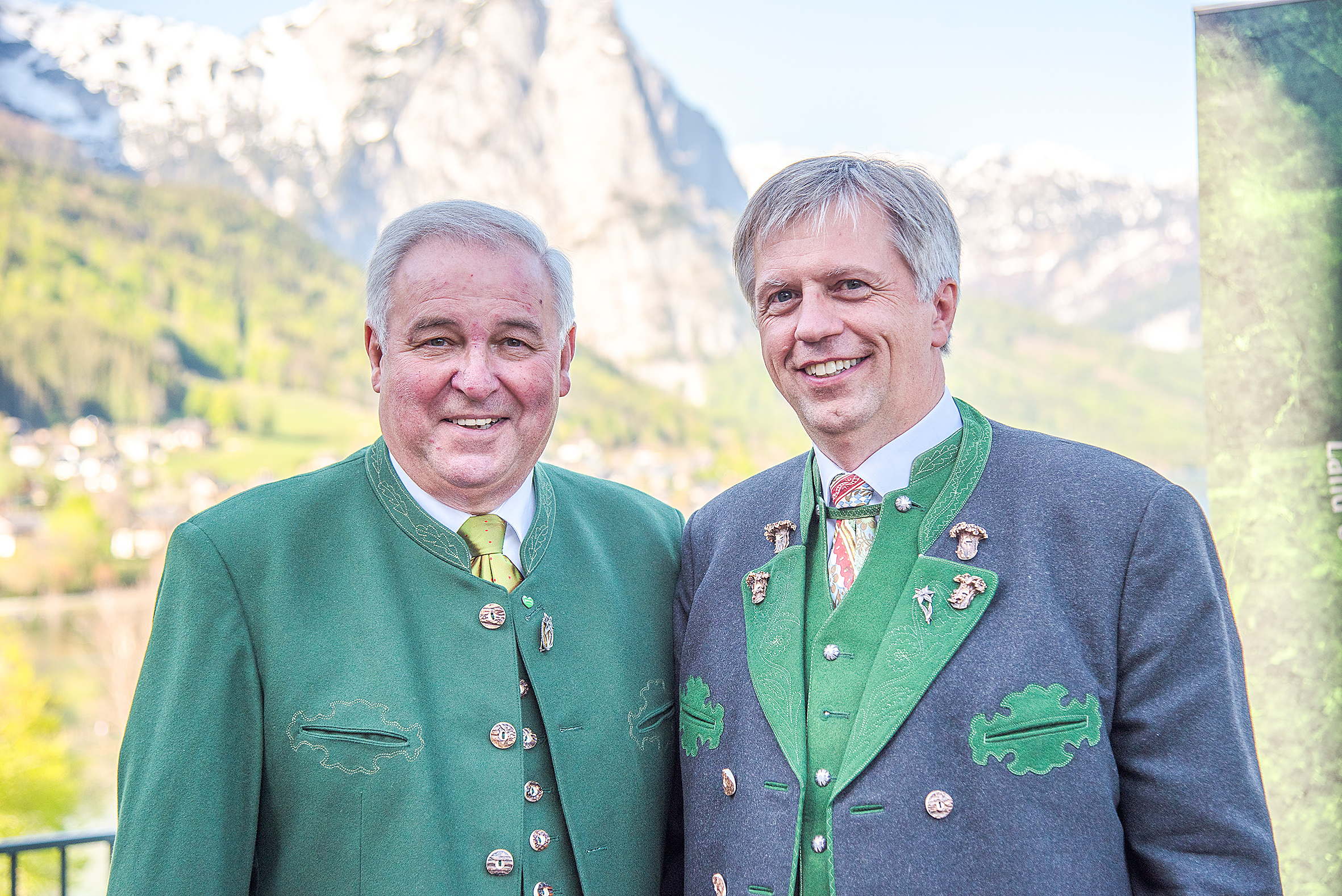 Landeshauptmann Hermann Schützenhöfer (l.) wünschte dem neuen Narzissenfestvereinsobmann Ing. Rudolf Grill (r.) viel Erfolg für das diesjährige Jubiläumsfest. Foto: Herbert Sams (frei)