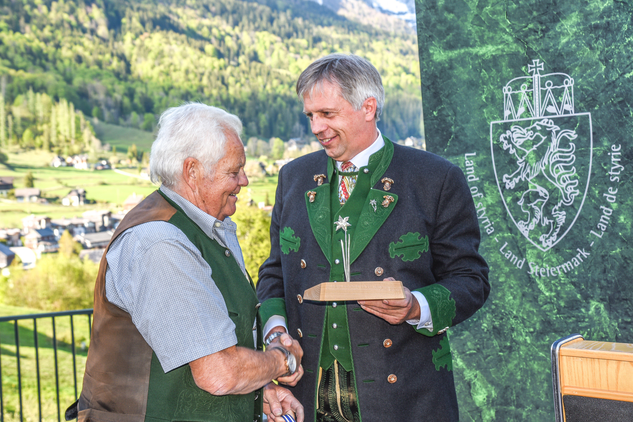 50 Mal nahm Othmar Schönmaier mit einer Figur am Narzissenfest teil. Für dieses Engagement wurde der Bad Ausseer von Narzissenfestvereinsobmann Ing. Rudolf Grill geehrt. Foto: Herbert Sams (frei)