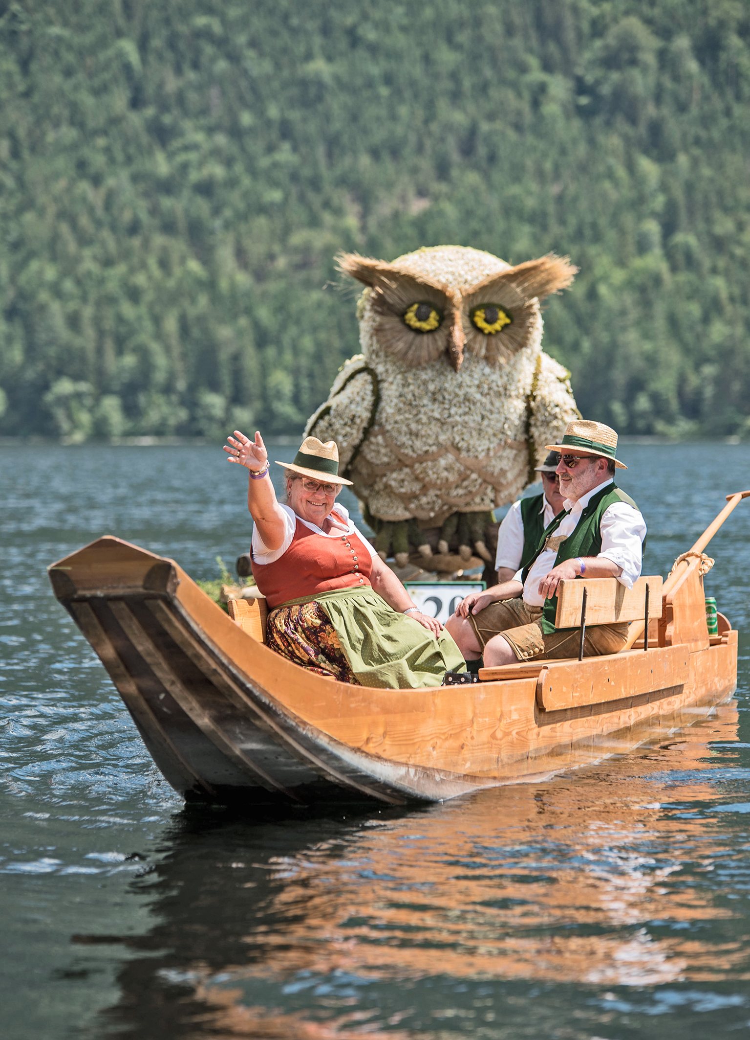Bild 2: Die Eule Schafidel mit Barbara und Kurt Freller siegt mit dem Waschbären in Bad Aussee und den Bootskorso am Altausseer See.