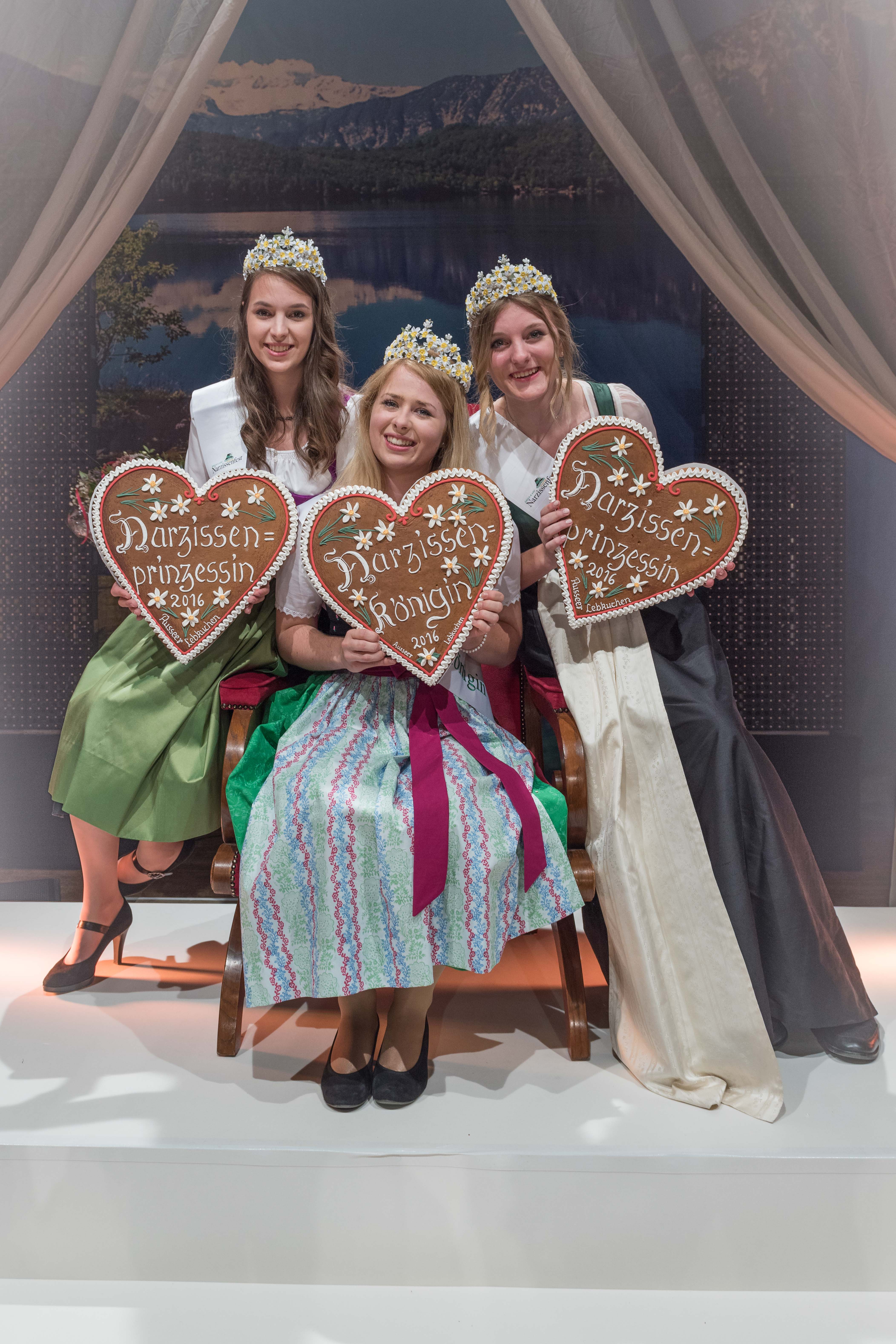 Die wichtigste Wahl des Jahres im Ausseerland-Salzkammergut ist entschieden. V.l.n.r.: Prinzessin Katharina aus Bad Goisern, OÖ., Königin Theresa aus Grundlsee, Ausseerland-Salzkammergut, und Anna Maria aus Kirchbach in der Steiermark, unmittelbar nach der Krönung. Foto: Martin Baumgartner/narzissenfest.at (frei)