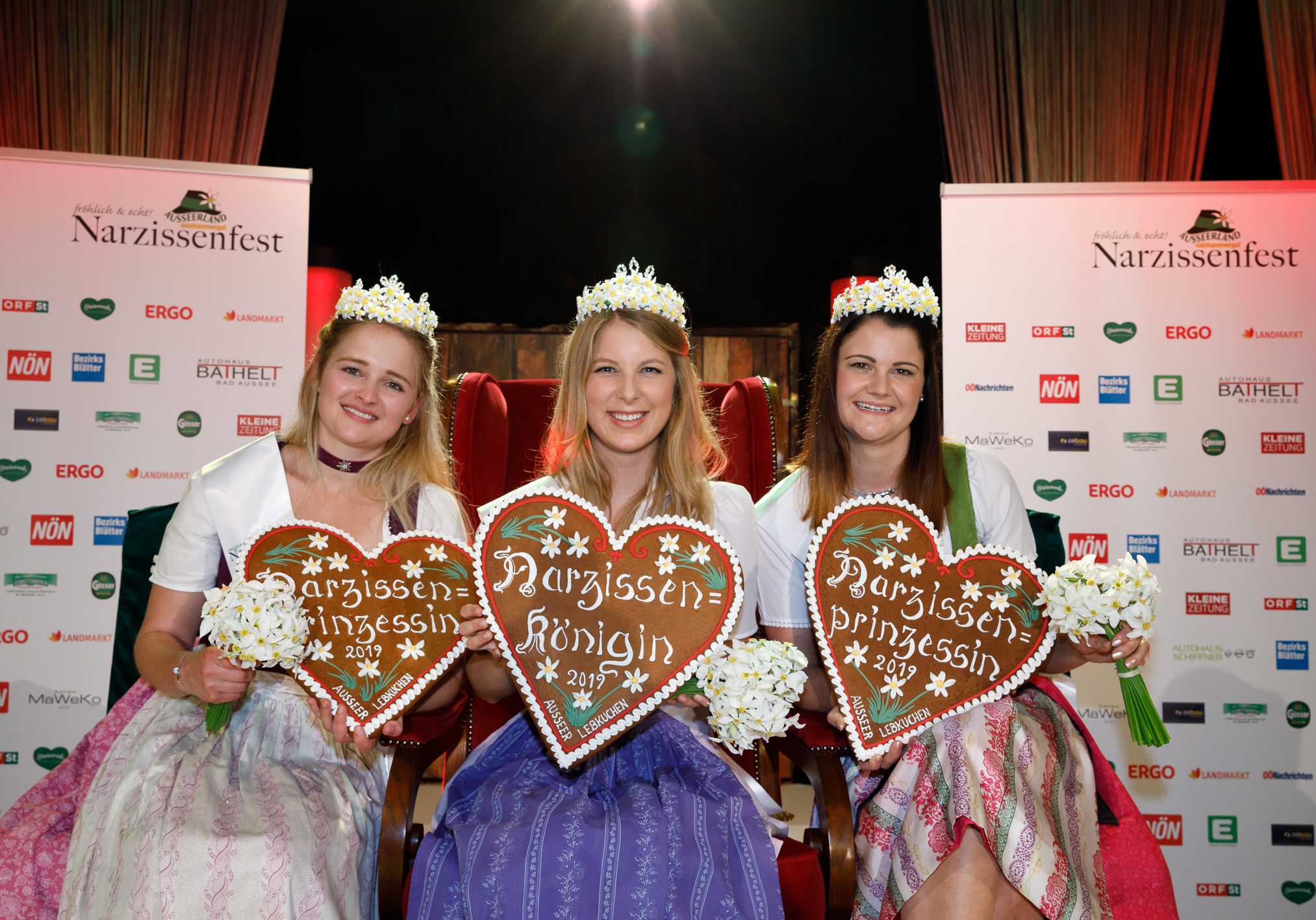Die wichtigste Wahl des Jahres im Ausseerland-Salzkammergut ist entschieden: Prinzessin Romana Moser aus Fuschl am See/Salzburg, Königin Sabrina Kranabitl aus Bad Aussee/Steiermark, und Veronika Giselbrecht aus Mitterberg-St. Martin/Steiermark, nach der Krönung (v. l. n. r.). Foto: Martin Huber/Narzissenfestverein (frei)