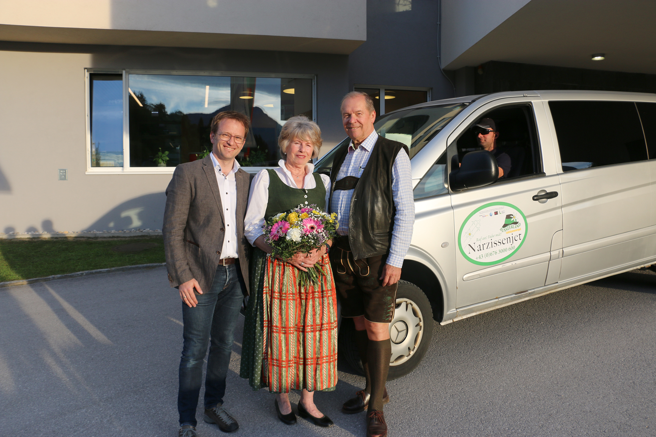 Christa Sauer (Mitte) und ihr Mann Sepp (r.) nutzen mit Begeisterung den Narzissenjet. Projektleiter Siegfried Zink (l.) gratulierte der Grazerin sehr herzlich: Sie ist der 25.000ste Fahrgast. Foto: Rainer Hilbrand (frei)