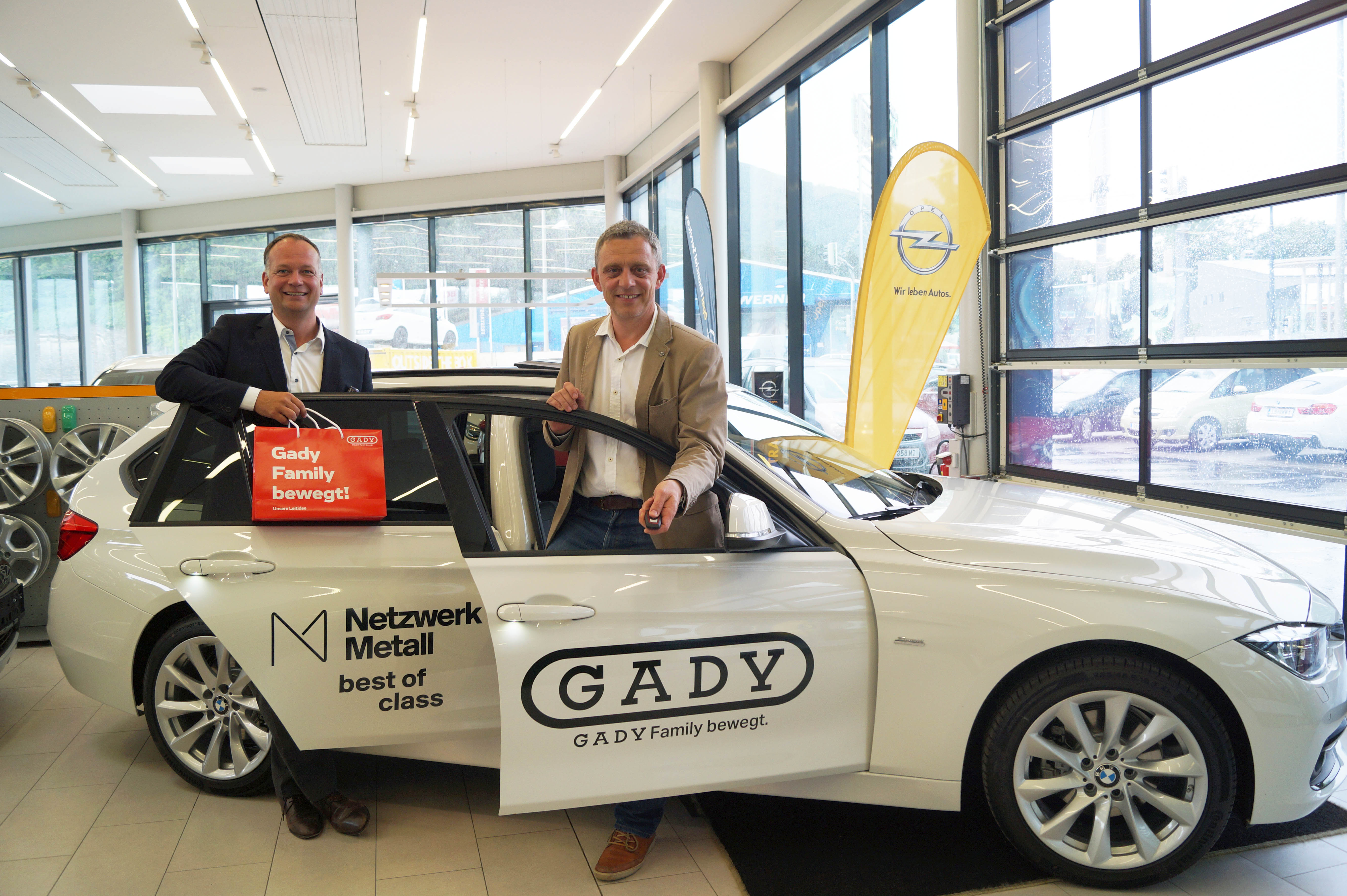 Gady Family ist exklusiver Mobilitätspartner des Netzwerk Metall. Gady Geschäftsführer Eugen Roth (links) übergibt einen neuen BMW 320 xd an den Geschäftsführer der Interessensvertretung österreichischer Stahl-, Glas- und Metallunternehmen Thomas Weber (rechts). Foto: Netzwerk Metall (frei)