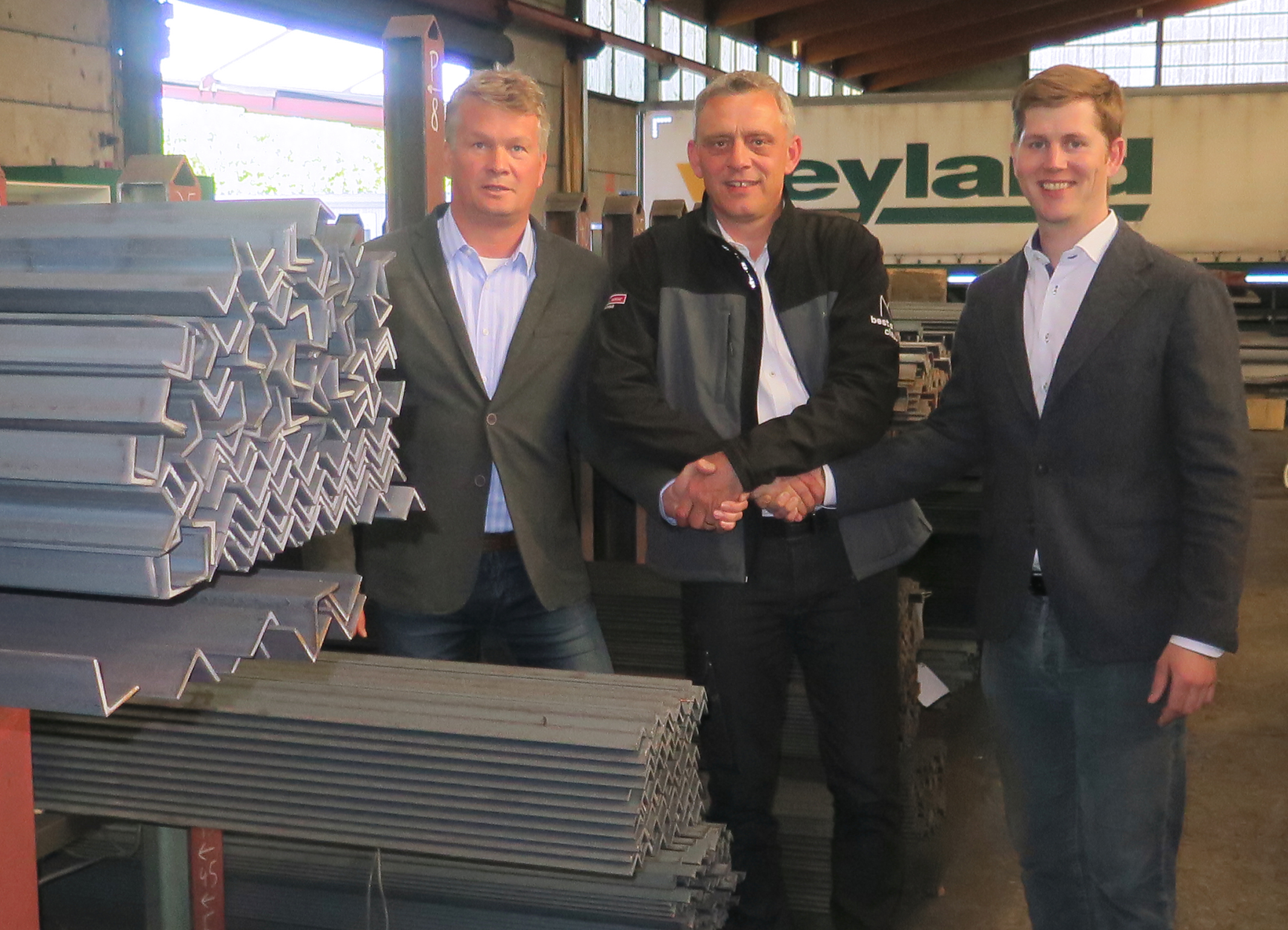 Weiterer Zuwachs beim Netzwerk Metall: Das renommierte Familienunternehmen Weyland aus Schärding unterstützt als Förderer die Vereinigung österreichischer Stahl-, Glas- und Metallbauer. Vlnr.: Mag. Norbert Thumfart (Weyland), Thomas Weber (Netzwerk Metall) und Otto Weyland jun. Foto: Netzwerk Metall (frei)