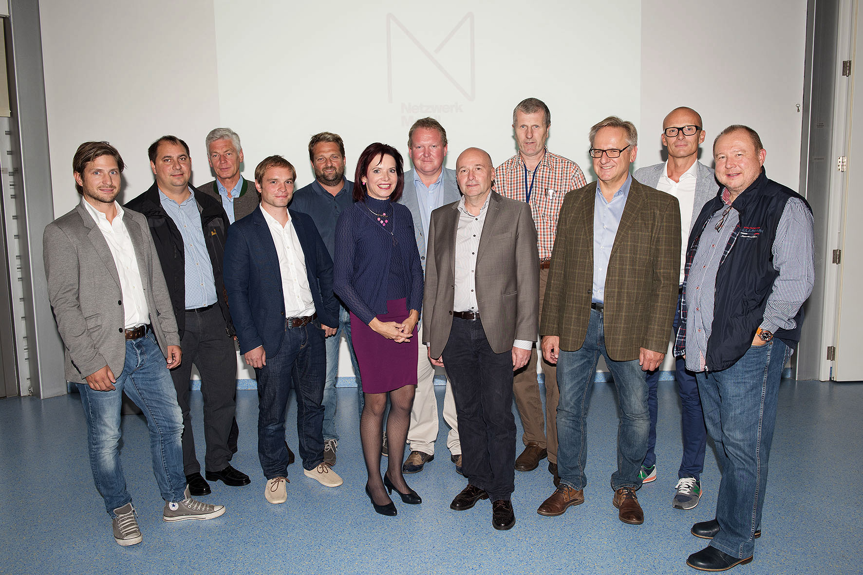 Der neue Vorstand des Netzwerk Metall mit Obmann Wolfgang Krammer (erste Reihe, dritter von rechts) und seinen Stellvertretern Elisabeth Kislinger-Ziegler (erste Reihe, vierte von rechts) und Karl Heinz Granzner (zweiter von rechts). Foto (frei): Netzwerk Metall