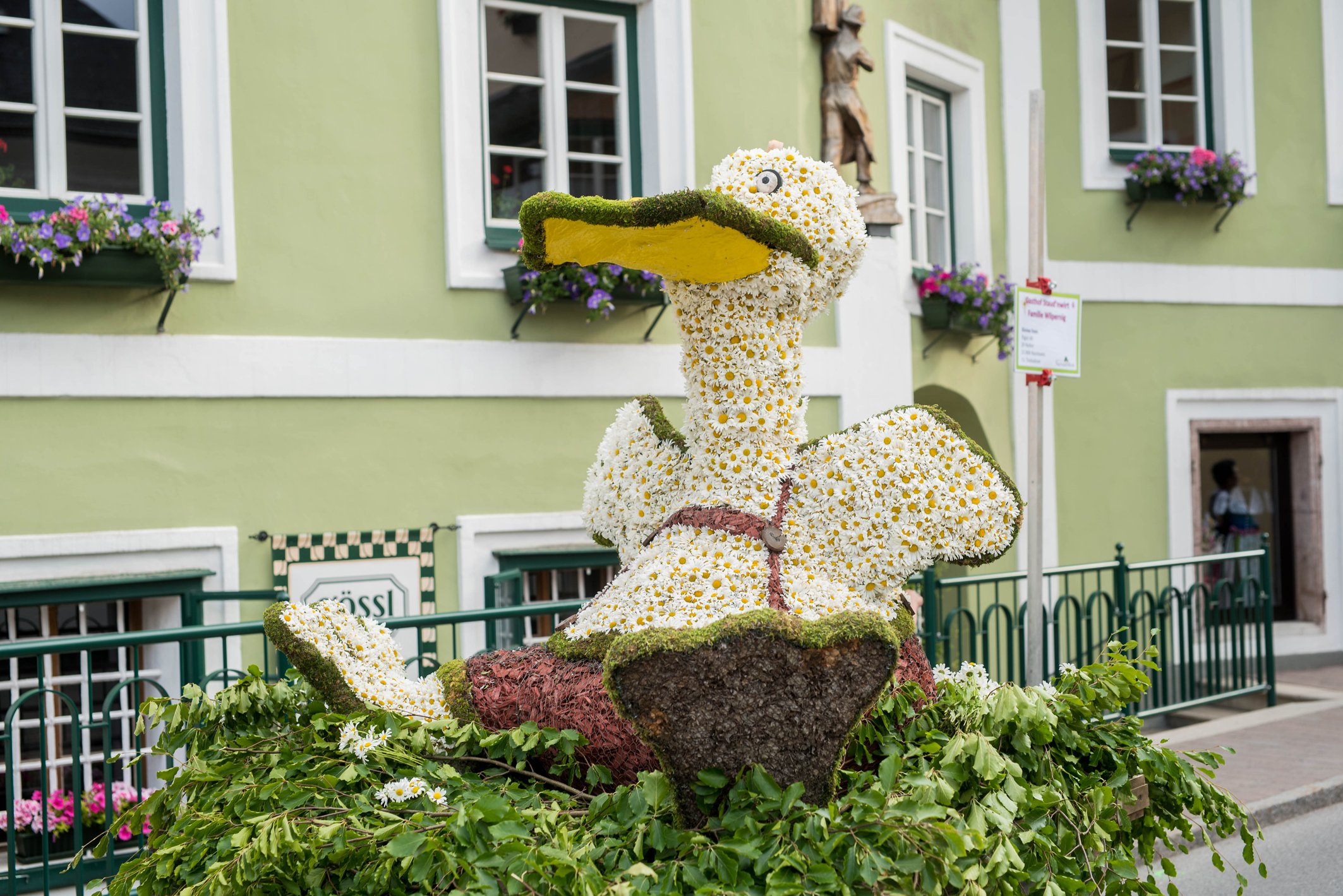 Die Gäste des 60. Narzissenfests werden auf ihre Parkplätze eingewiesen und von Shuttlebussen zum Stadt- und Bootskorso gebracht. Auf diese Weise können sie die Schönheiten des Fests – wie hier den Stadtkorso – bequem genießen. Foto: Stephan Pelizzari/Narzissenfestverein (frei)