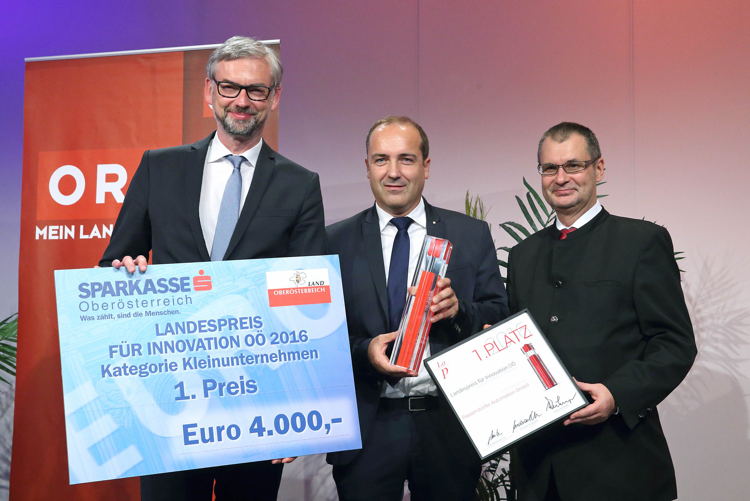 Landesrat Dr. Michael Strugl (links) und Harald Kalcher (Chefredakteur Krone OÖ, rechts) überreichten Hubert Rapperstorfer den Innovationspreis des Landes Oberösterreich. Foto: Land OÖ/Sandra Schauer (frei)