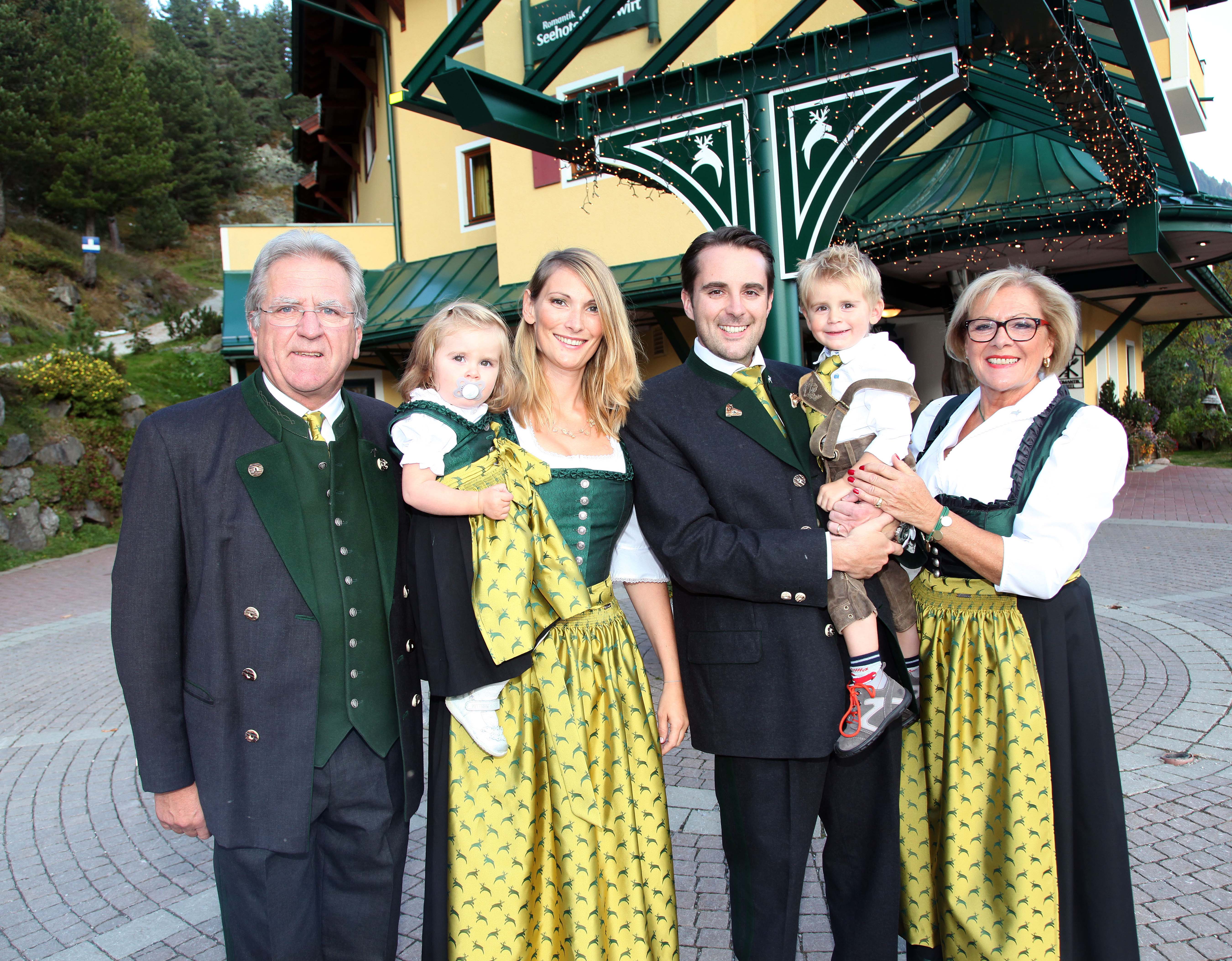 Drei Generationen der Familie Brandstätter die mit ihrem Romantik Seehotel Jägerwirt 110-jähriges Jubiläum feiern. v.l.n.r.: Sigi, Alina, Christina, Christoph, Erik und Gerda Brandstätter. Foto: Romantik Seehotel Jägerwirt/Daniel Raunig (frei)