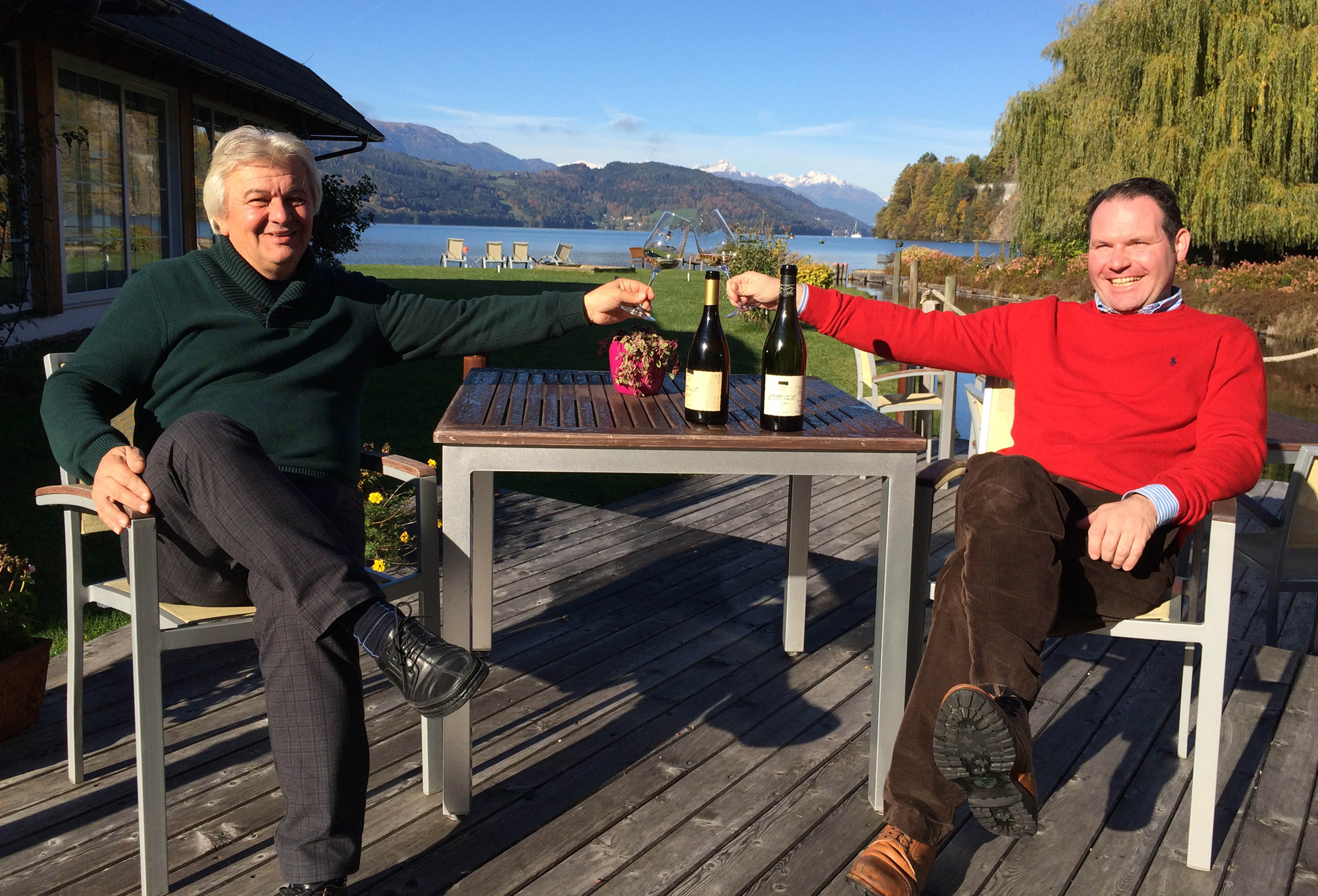 Topwinzer Giorgio Clai aus Istrien (l.) brachte seinen Wein zum Verkosten mit. Gastgeber Michael Berndl (r.) ließ dazu Trüffelspezialitäten servieren. Foto: Romantik Hotel Seefischer (frei)