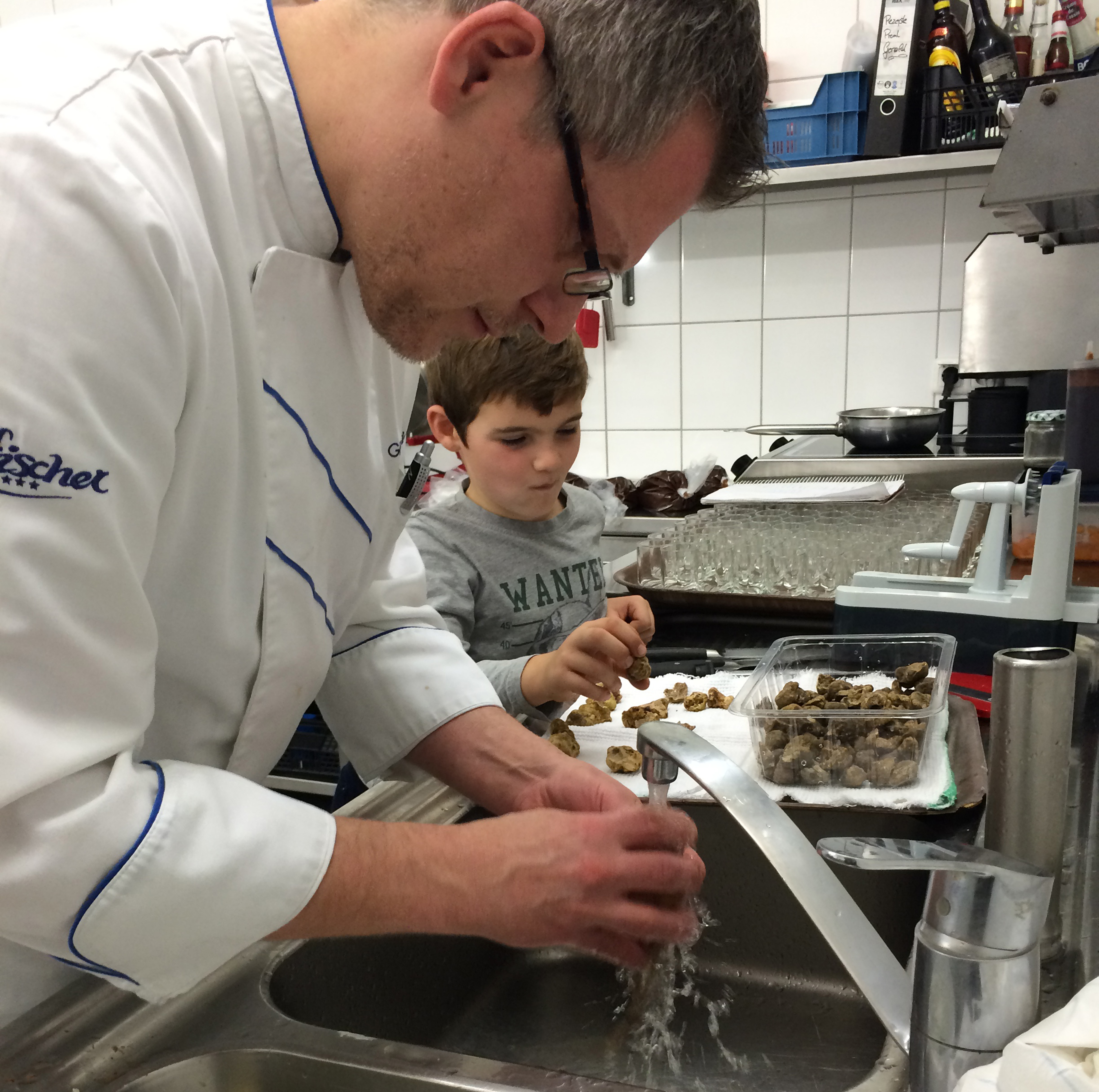 Seefischer-Küchenchef Christian Gölles bereitete die Trüffeln zum Kochen vor. Maximilian, Sohn des Hauses, half ihm dabei. Foto: Romantik Hotel Seefischer (frei)