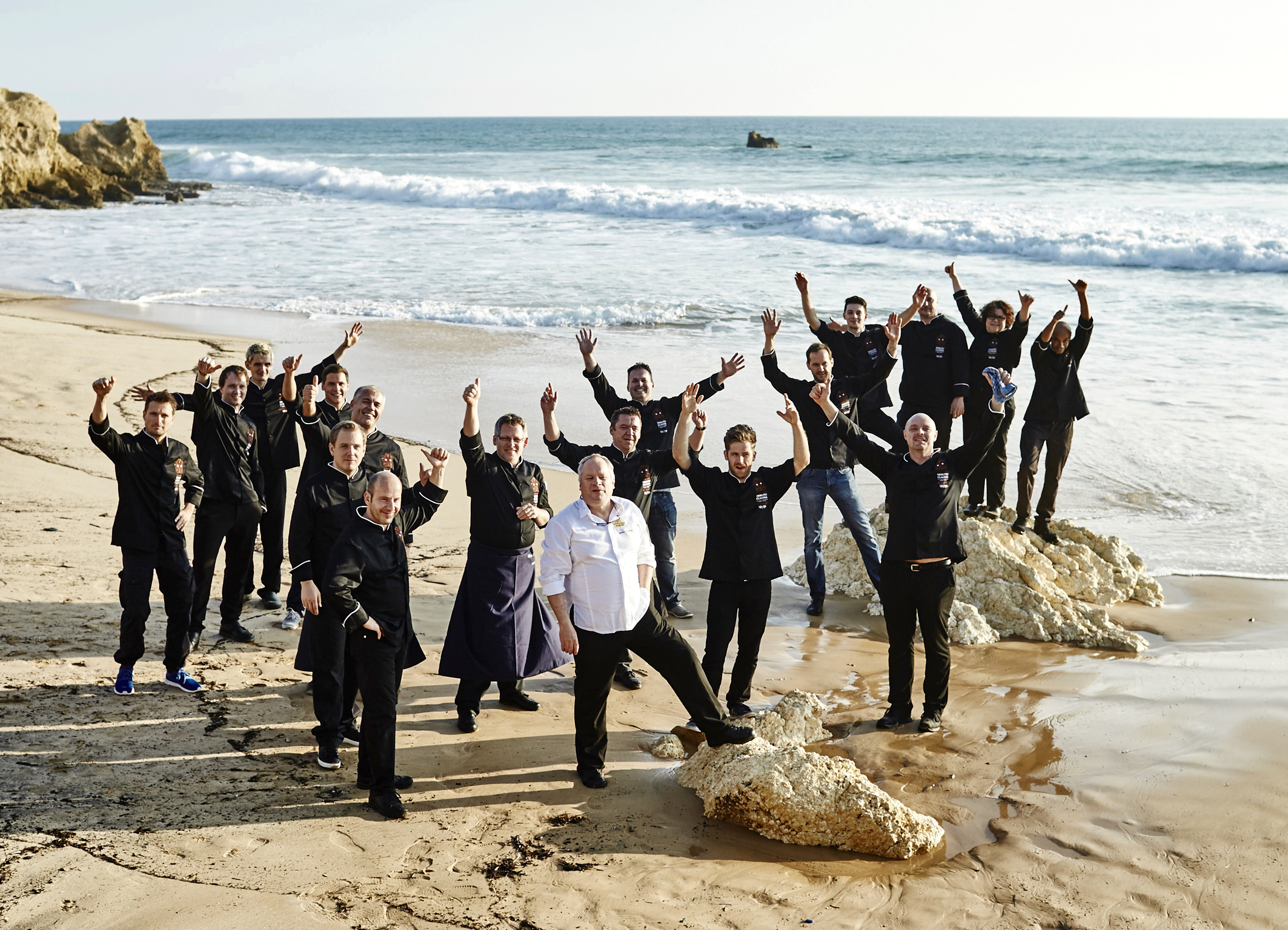 20 Spitzenköche an der Algarve – Seefischer-Haubenkoch Christian Gölles (mit Schürze) mitten im Geschehen. Foto: VASCO CÉLIO (frei)