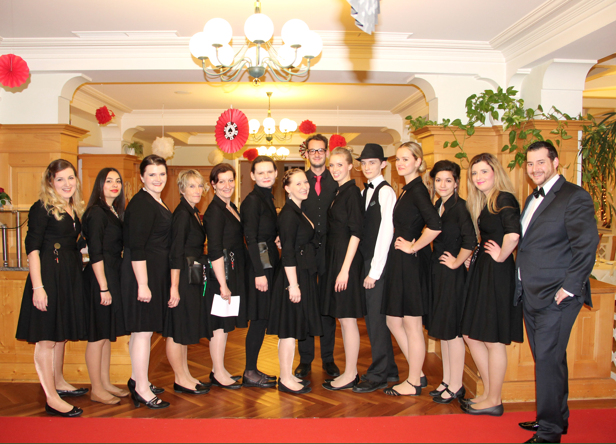 Das Team des Romantik Hotels Seevilla, ganz auf „Casino Royal“ gestylt, sorgte für beste Betreuung der Gäste bei der Hausparty im Zeichen von James Bond. Foto: Seevilla