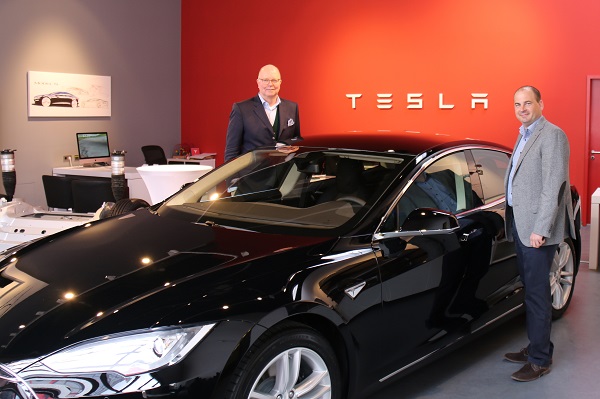 Claas-Erik Johannsen (l.) und Johannes Welker vom Romantik Hotel Benen-Diken-Hof, übernahmen gerade einen Tesla für den Fuhrpark des Hauses auf Sylt. Foto: Romantik Hotels & Restaurants International (frei)