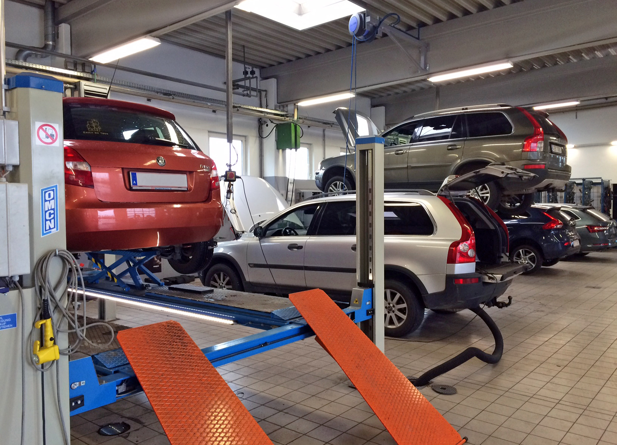 Autofahrer, die auf Nummer sicher gehen wollen, bringen bereits jetzt ihre Fahrzeuge zum Wintercheck. Foto: SO! Scheinecker (frei)
