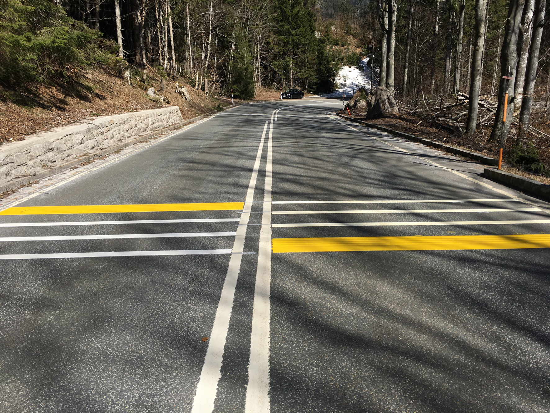Rüttelstreifen aus einer speziellen Kaltplastik von SWARCO Road Marking Systems erwiesen sich auf der bayrischen Sudelfeldstrecke als äußerst belastbar und schneepflugfest. Bild: SWARCO Road Marking Systems (frei)