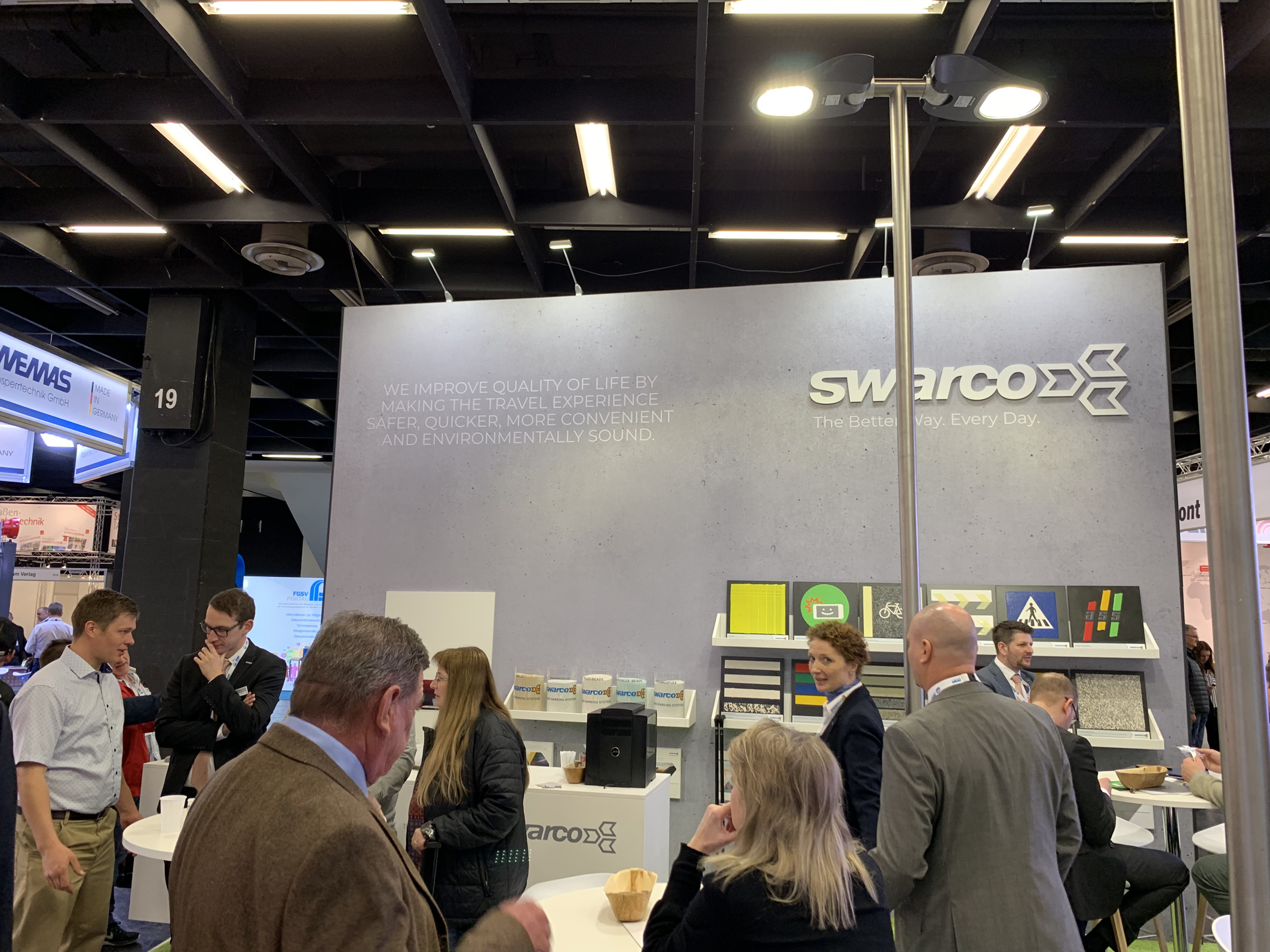 Beliebter Treffpunkt und Kommunikations-Drehscheibe beim DeuSAT in Köln: der Messestand von SWARCO Road Marking Systems Bild: SWARCO Road Marking Systems/Michaela Reitner (frei)