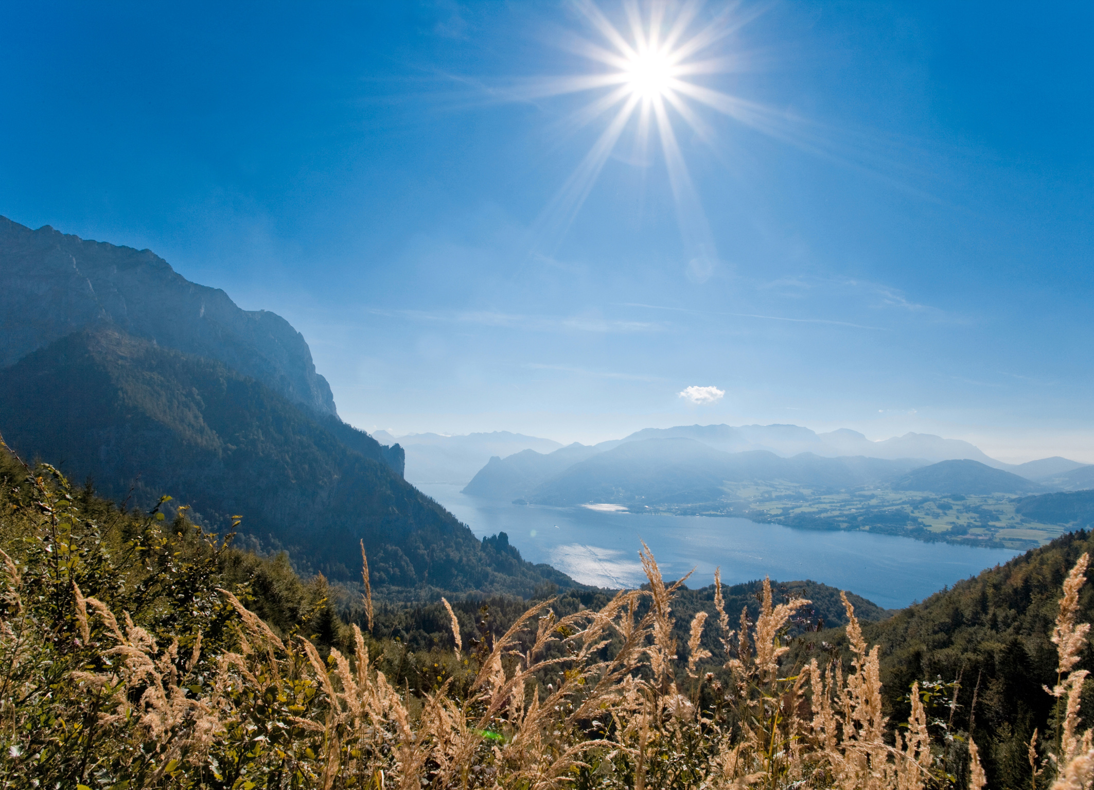 Der Grünberg besticht nicht nur durch sein vielfältiges Angebot für Abenteuer- und Erholungssuchende sondern auch durch seine Aussichtsplätze mit perfekter Sicht auf den Traunsee. Foto: Grünberg Seilbahn Gmunden/Leo Himsl (frei)