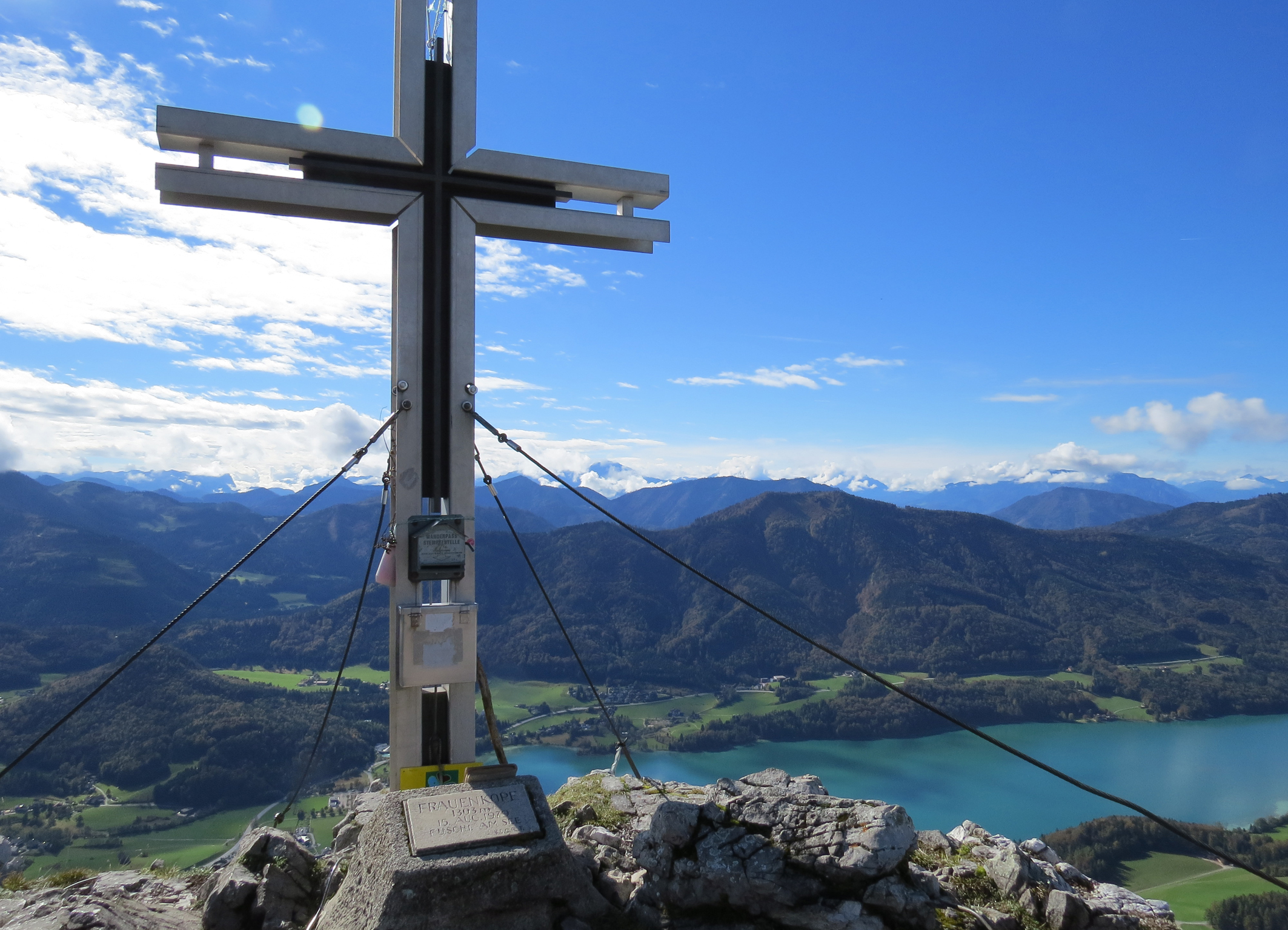 Der Frauenkopf über dem Fuschlsee ist einer der sanften Gipfel, die beim Mehrtageswanderweg „4 Berge – 3 Seen“ im Salzkammergut erklommen werden können. Foto: FTG (frei)