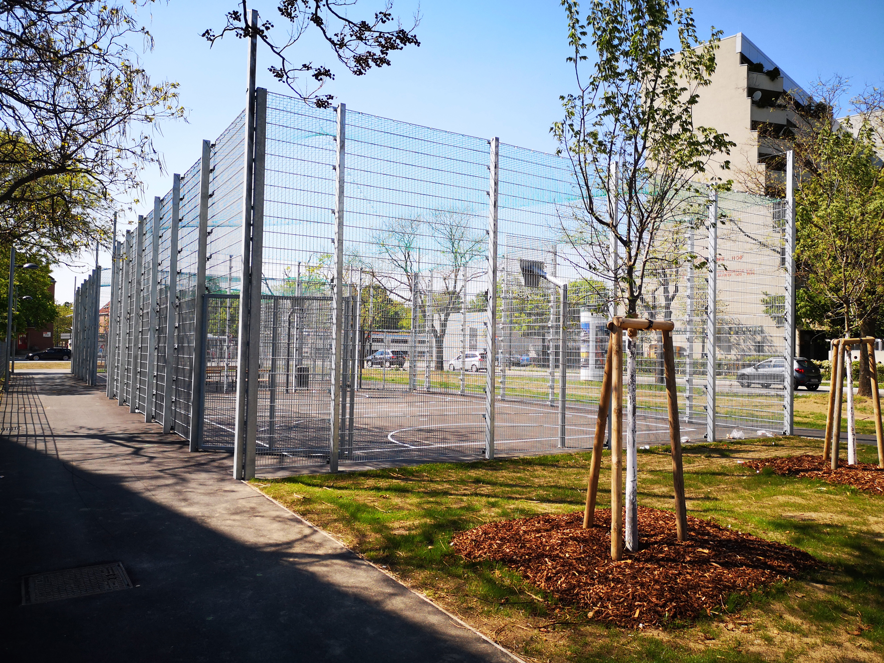Schallschluckende Spielplatzzäune von Jergitsch Gitter sichern die spielenden Kinder und minimieren die Lärmbelästigung für Parkbesucher und Anrainer. Foto: Michael Choc (frei)