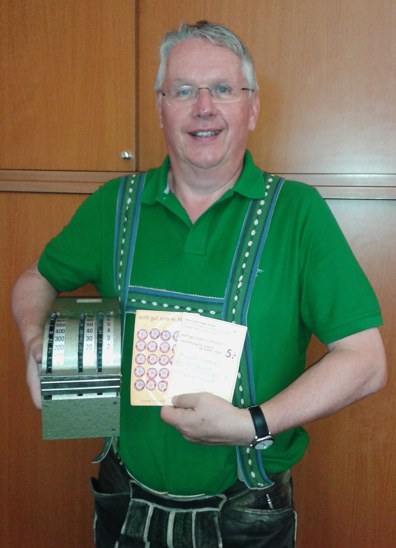 Seit 55 Jahren erfreuen sich Kunden an der Steinhuber-Rabattkarte. Gerhard Steinhuber ist noch im Besitz des alten Rabattmarkerlspenders. Für die moderne Rabattkarte werden bei Einkäufen ab 10 Euro Treuepunkte ausgegeben. Foto: Tracht & Mode Steinhuber (frei)