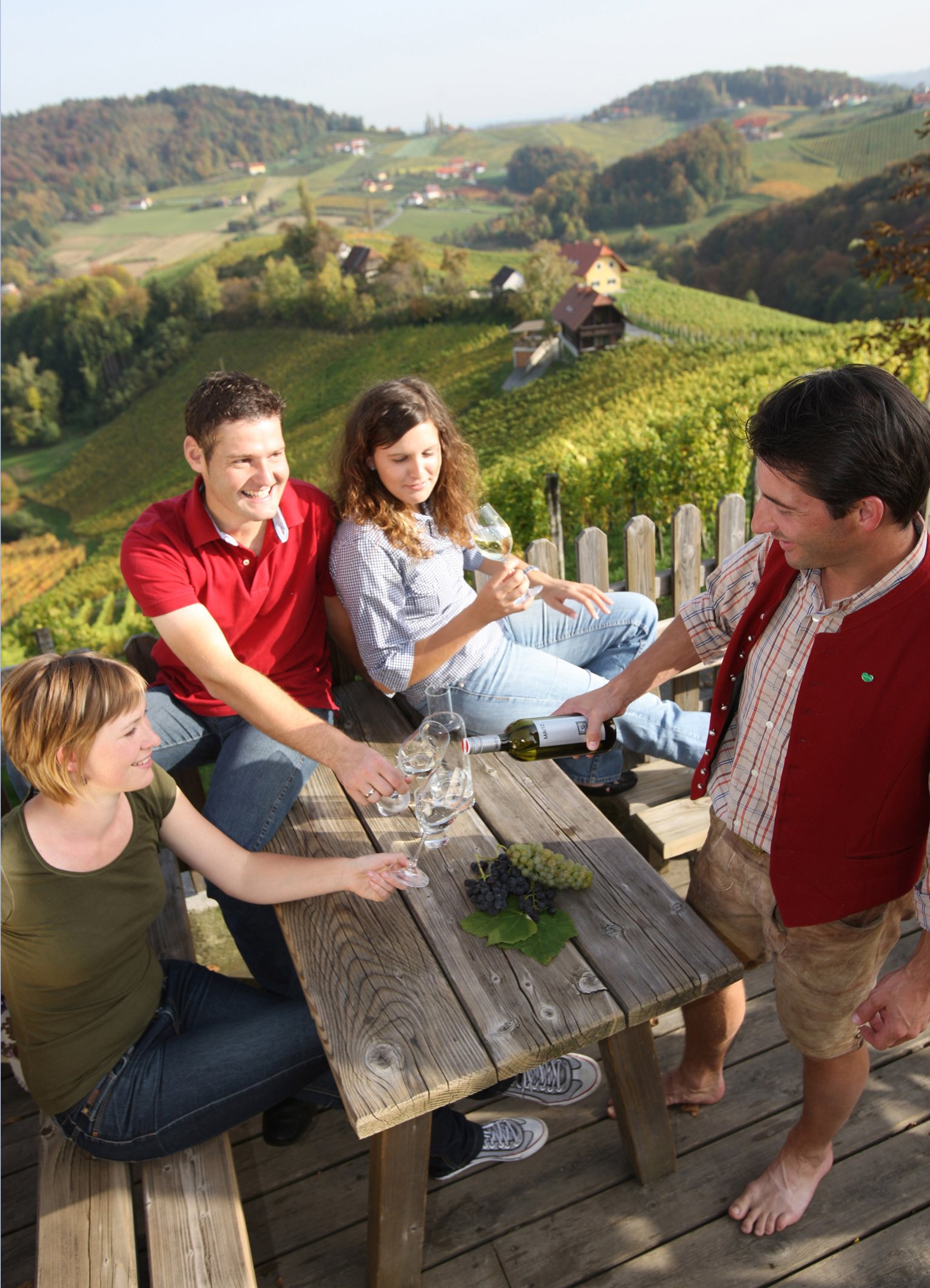 Buschenschänken, Weingüter und Gasthäuser bieten kulinarische Schmankerln und den jungen Wein an. Foto: © Steiermark Tourismus/Harry Schiffer (frei)