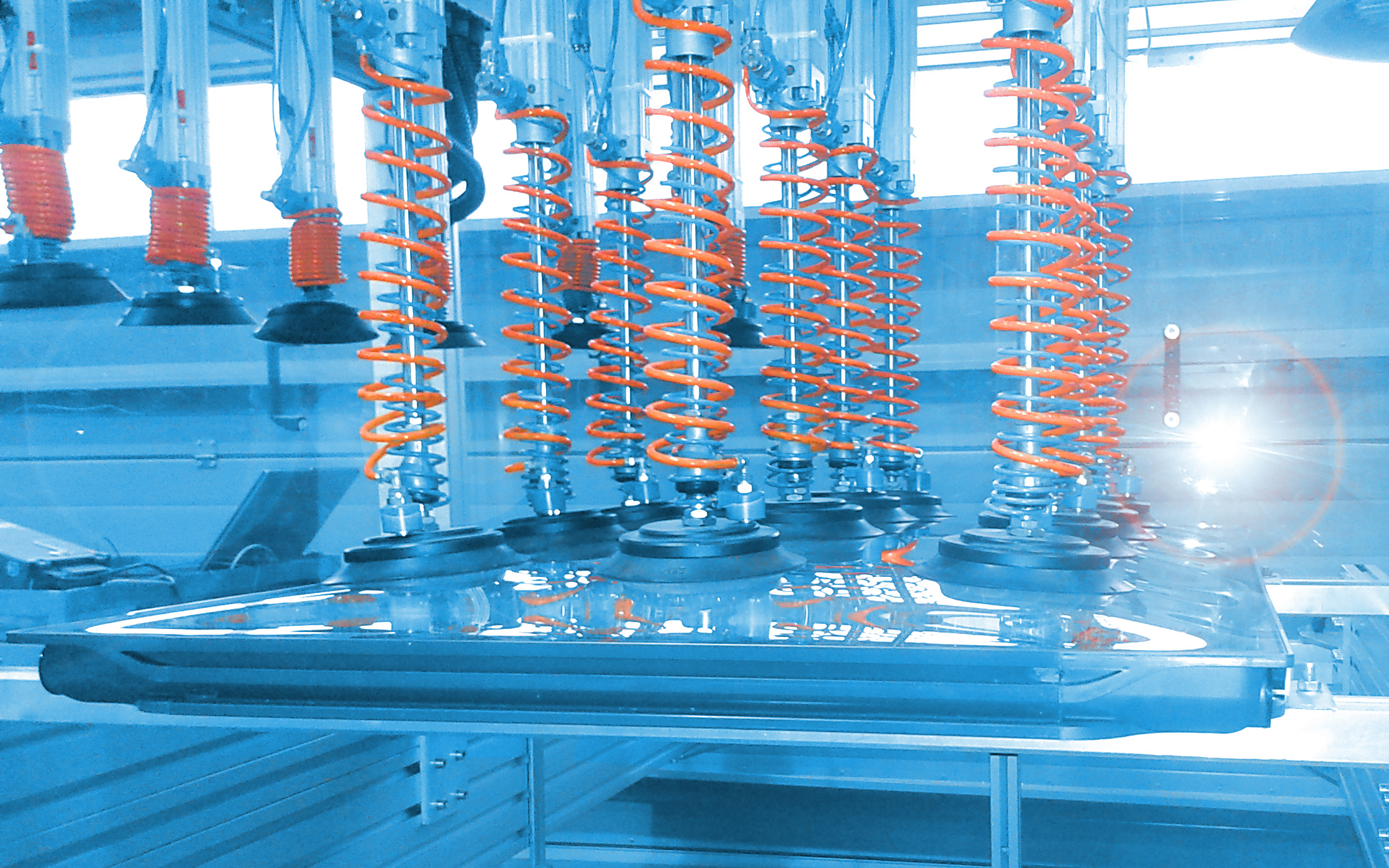 Bei den Tests auf dem Solarprüfstand hielt der Eine-Welt-Solar-Kollektor hohe Druck- und Zuglasten bei simulierten extremen Schneeverhältnissen aus. Bild: Sunlumo Technology GmbH