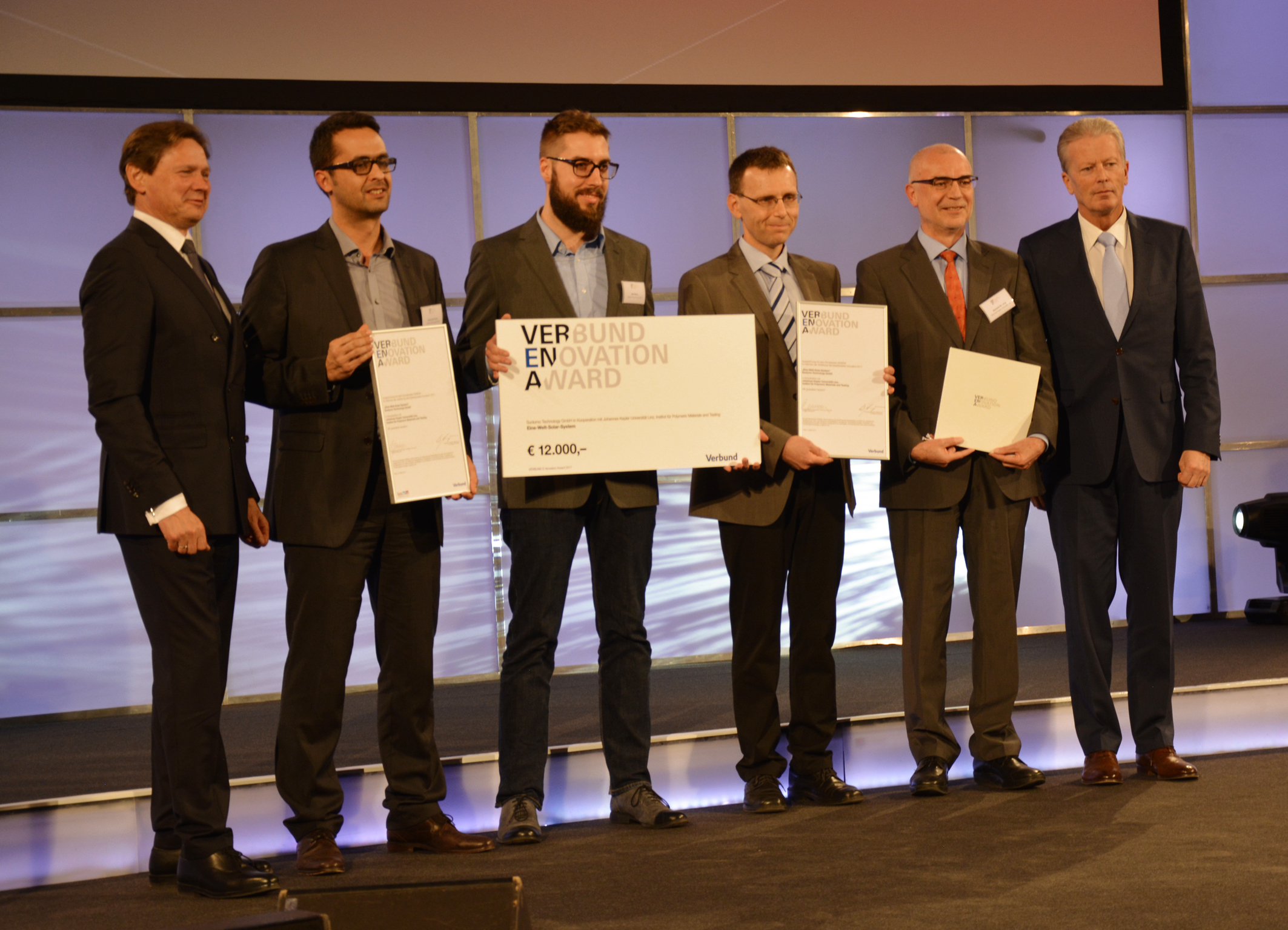 Vizekanzler Dr. Reinhold Mitterlehner (r.) und VERBUND-Vorstandsvorsitzender Wolfgang Anzengruber (l.) gratulierten dem VERENA-Siegerteam Ing. Robert Buchinger (Sunlumo), Max Wesle (Sunlumo), ao. Univ. Prof. DI Dr.mont. Gernot M. Wallner (JKU-IPMT) und o. Univ. Prof. DI Dr.mont. Reinhold W. Lang (JKU-IPMT) zu ihrem Erfolg (v. l. n. r.). Bild: Sunlumo (frei)