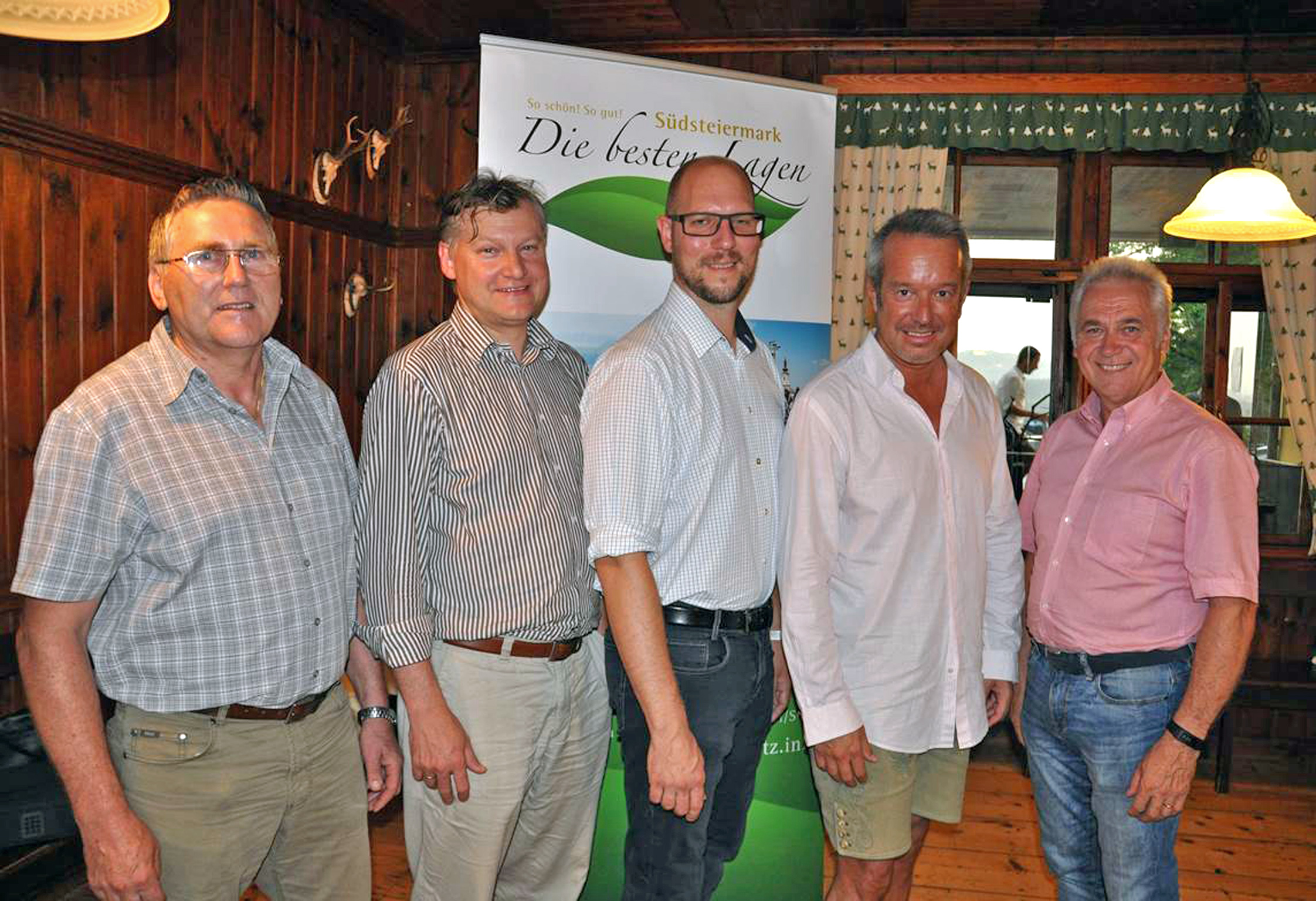 Die Kommissionsmitglieder Vizebgm. Johann Ritter (l.), Mag. Helmut Kirchengast (2. v. l.) und Bgm. Helmut Leitenberger (r.) gratulierten dem neuen Vorsitzenden Dino Kada (Mitte) und seinem Stellvertreter Mag. Guido Jaklitsch (2. v. r.). Foto: Tourismusverband „Die besten Lagen.Südsteiermark“ (frei)
