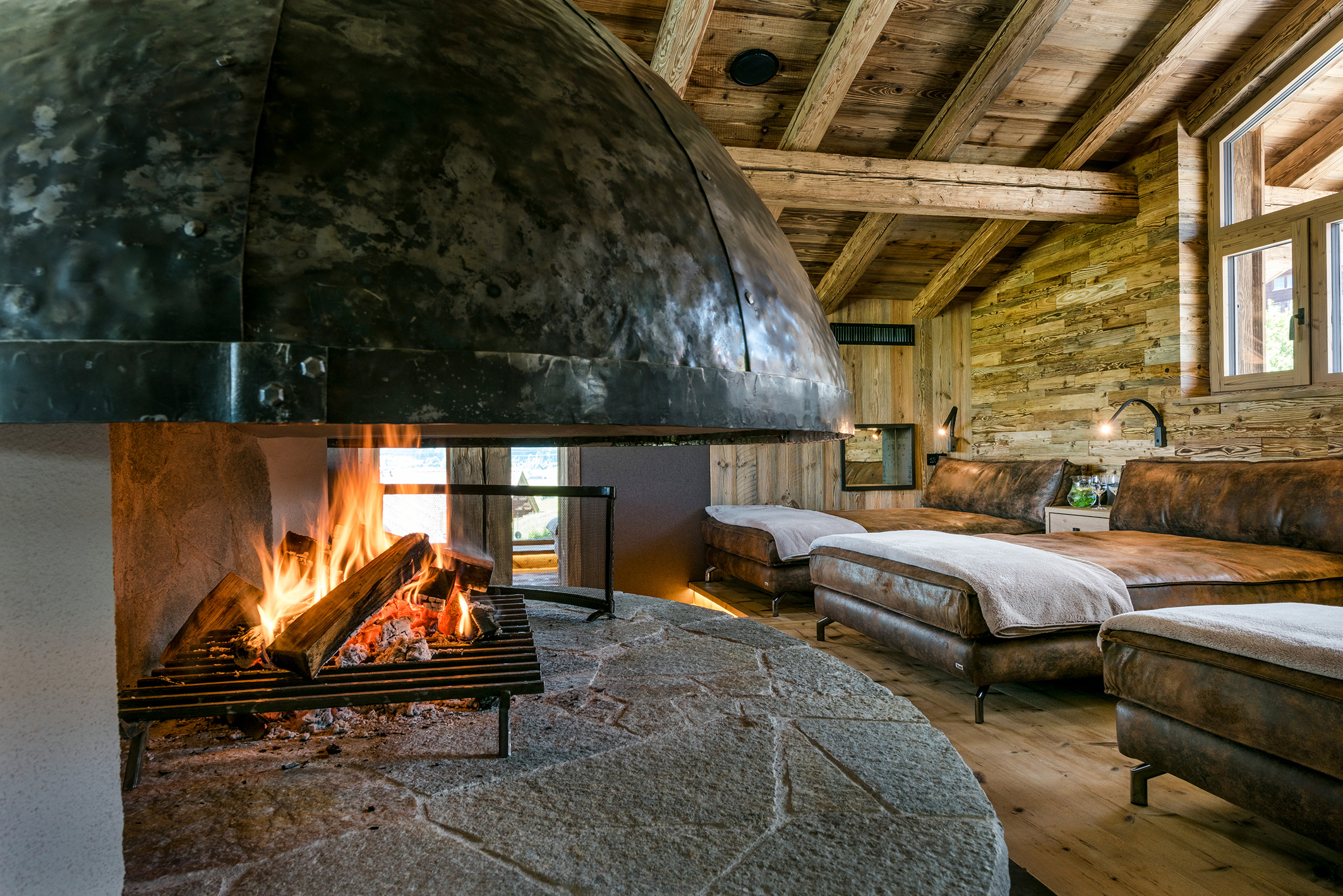 Bild1.jpg Ein offener Kamin mit Schwarzstahlelementen strahlt Wärme und Behaglichkeit aus. Foto: Design & Schmiede GmbH/Günter Standl (frei)