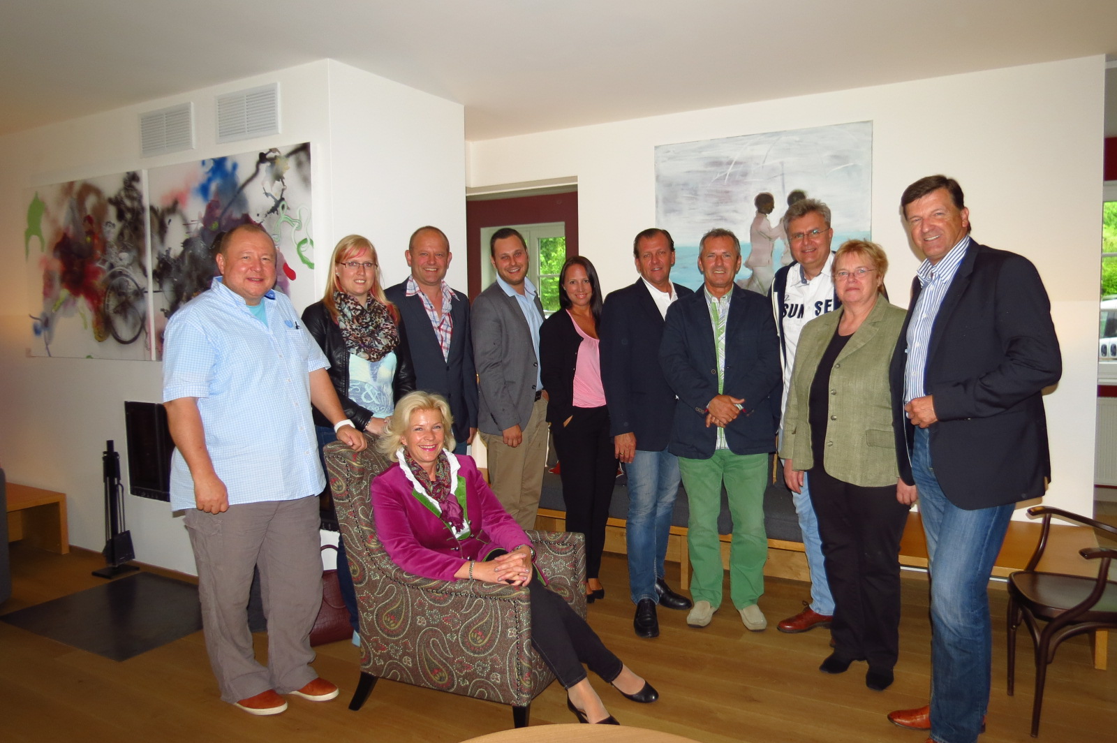 Kommunikationsexperte Dr. Martin Schoiswohl, Gremialassistentin Marlies Degen, Johann Ritzinger, Stefan Rabelhofer, Gremialgeschäftsführerin Mag. Eva-Maria Larissegger, Obmann-Stellvertreter Peter Zötsch, Obmann-Stellvertreter Reinhold Herzog, Arnold Gürtl, Christine Ablasser, Obmann KommR Karlheinz Hödl (v.l.n.r.) und Elisabeth Kühberger (sitzend) Foto: WKO Steiermark (frei)