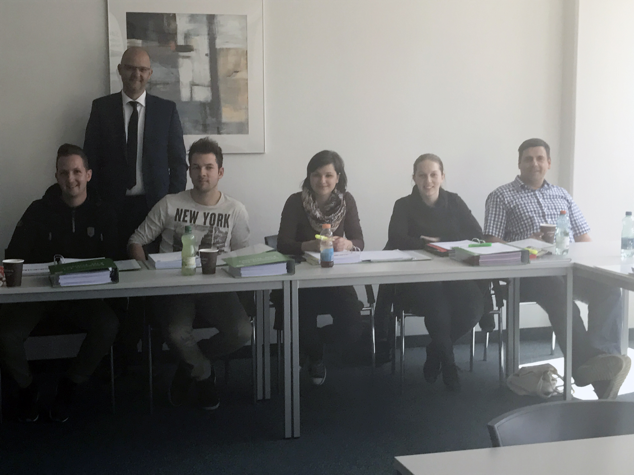 Die fünf Teilnehmer freuen sich über den erfolgreichen Abschluss des Befähigungslehrganges für steirische Versicherungsagenturen. Foto: Die Versicherungsagenturen / Christina Massing (frei)