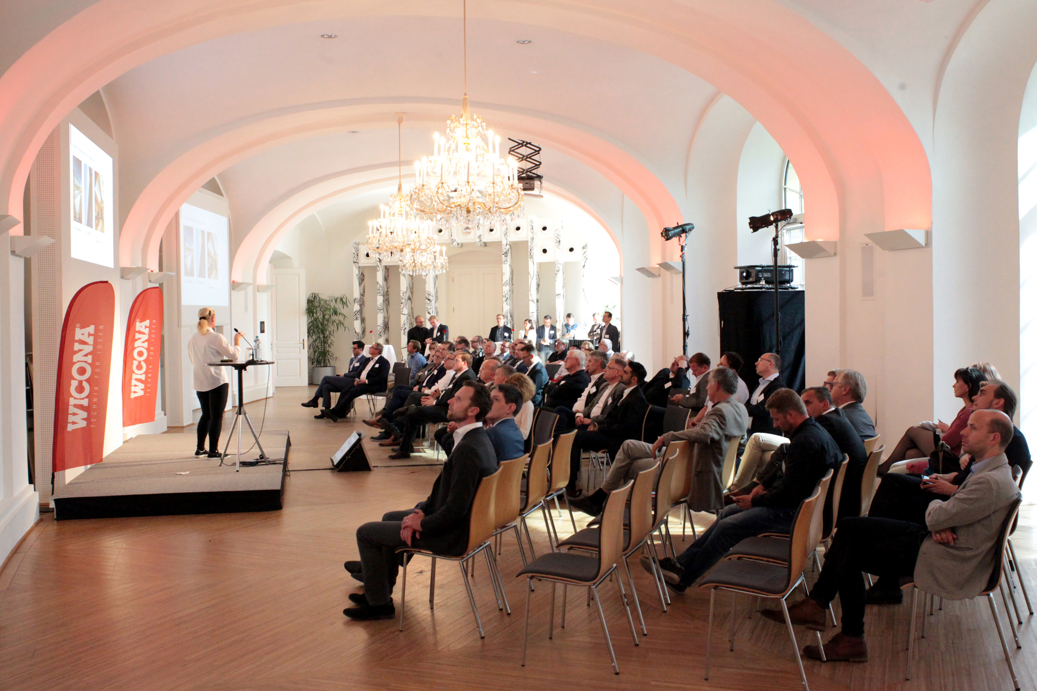 Das Branchentreffen von WICONA in Schönbrunn begeisterte zahlreiche Branchenspezialisten. Die Veranstaltung mit dem Thema „Die neue Achtsamkeit in der Architektur“ vernetzte Architekturschaffende und Industrie. Foto: Ulrich Dertschei (frei)
