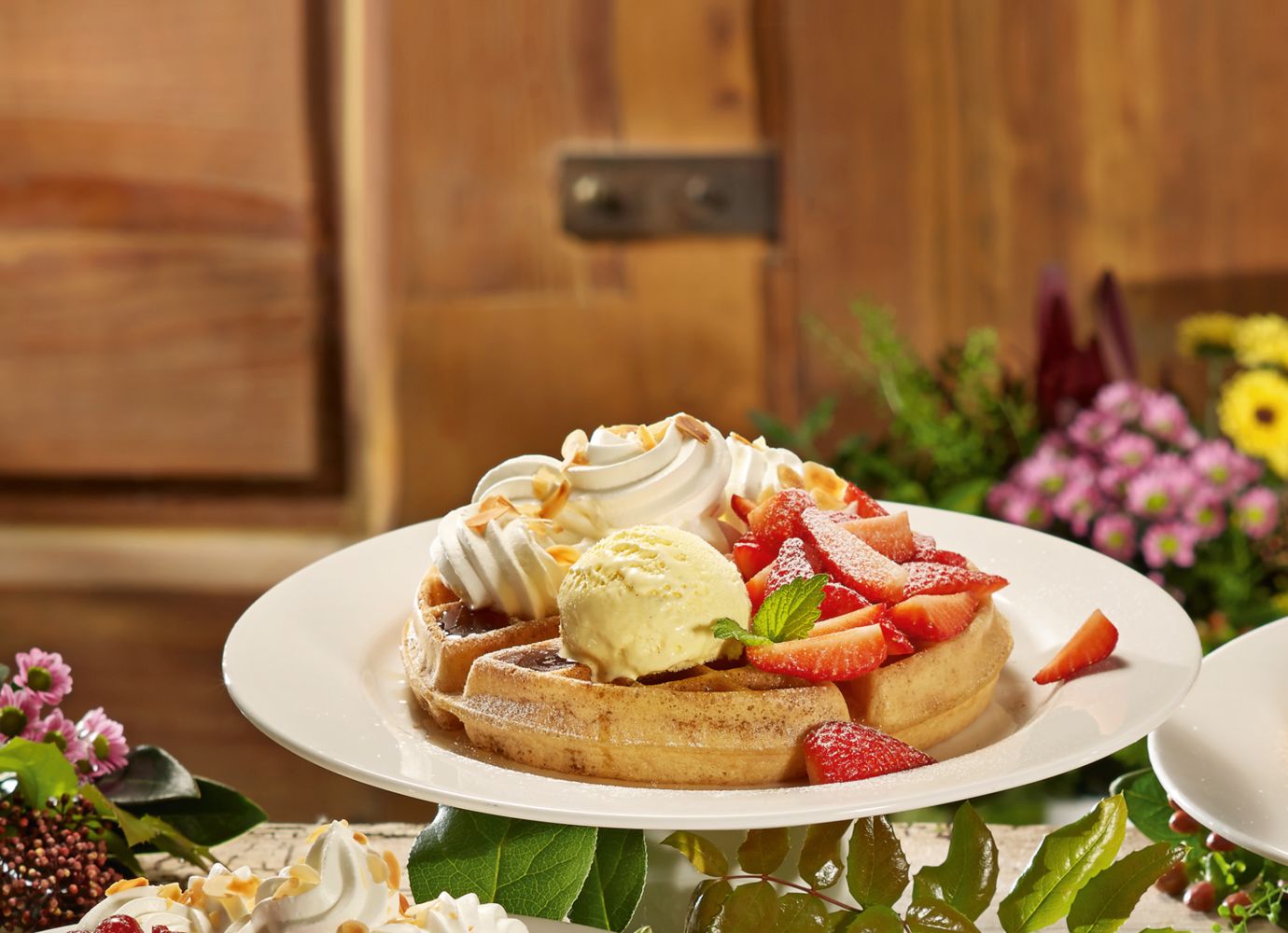 Auf Bestellung wird die Original Kanadische Waffel aus leicht salzigem Mehl aus Kanada im speziellen Waffeleisen frisch gebacken und mit kanadischem Ahornsirup verfeinert. Die Waffel wird mit frischen Erdbeeren belegt. Foto: Landzeit
