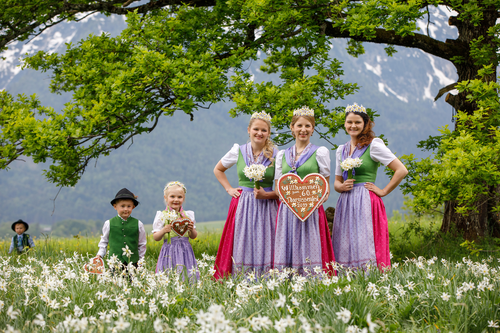 Die Wetterprognosen sagen für den Festsonntag des Narzissenfests bis zu sieben Stunden Sonne voraus. Die frisch gebackenen Narzissenhoheiten freuen sich auf ein perfektes Blumenfest. Foto: Martin Huber/Narzissenfestverein (frei)