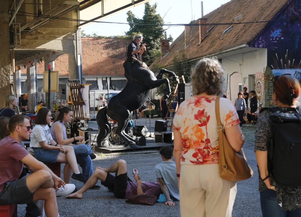 Foto: Prisma und Kante & APORON 21 (frei)